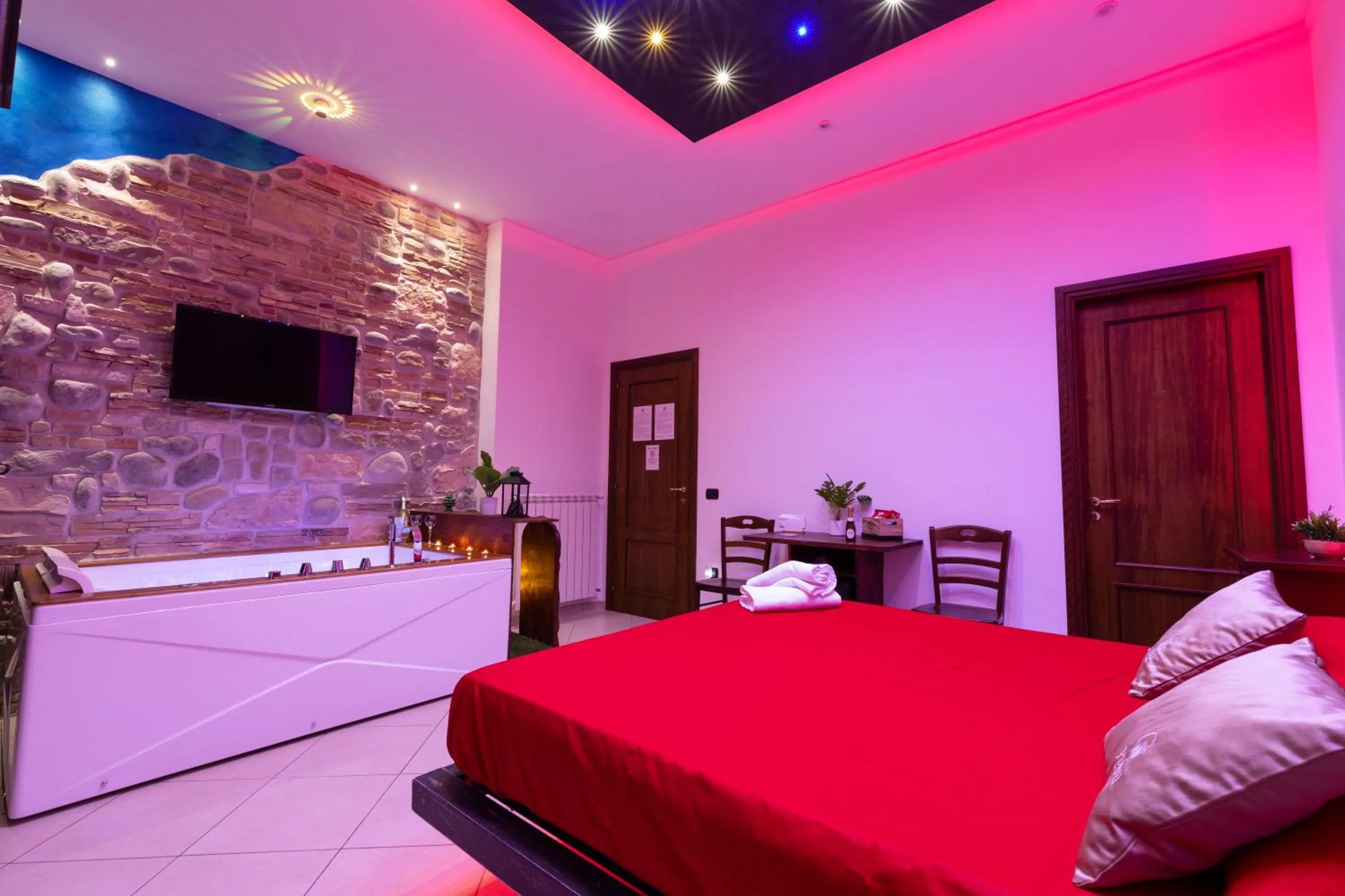 Bed in Pompei Luxury Rooms
