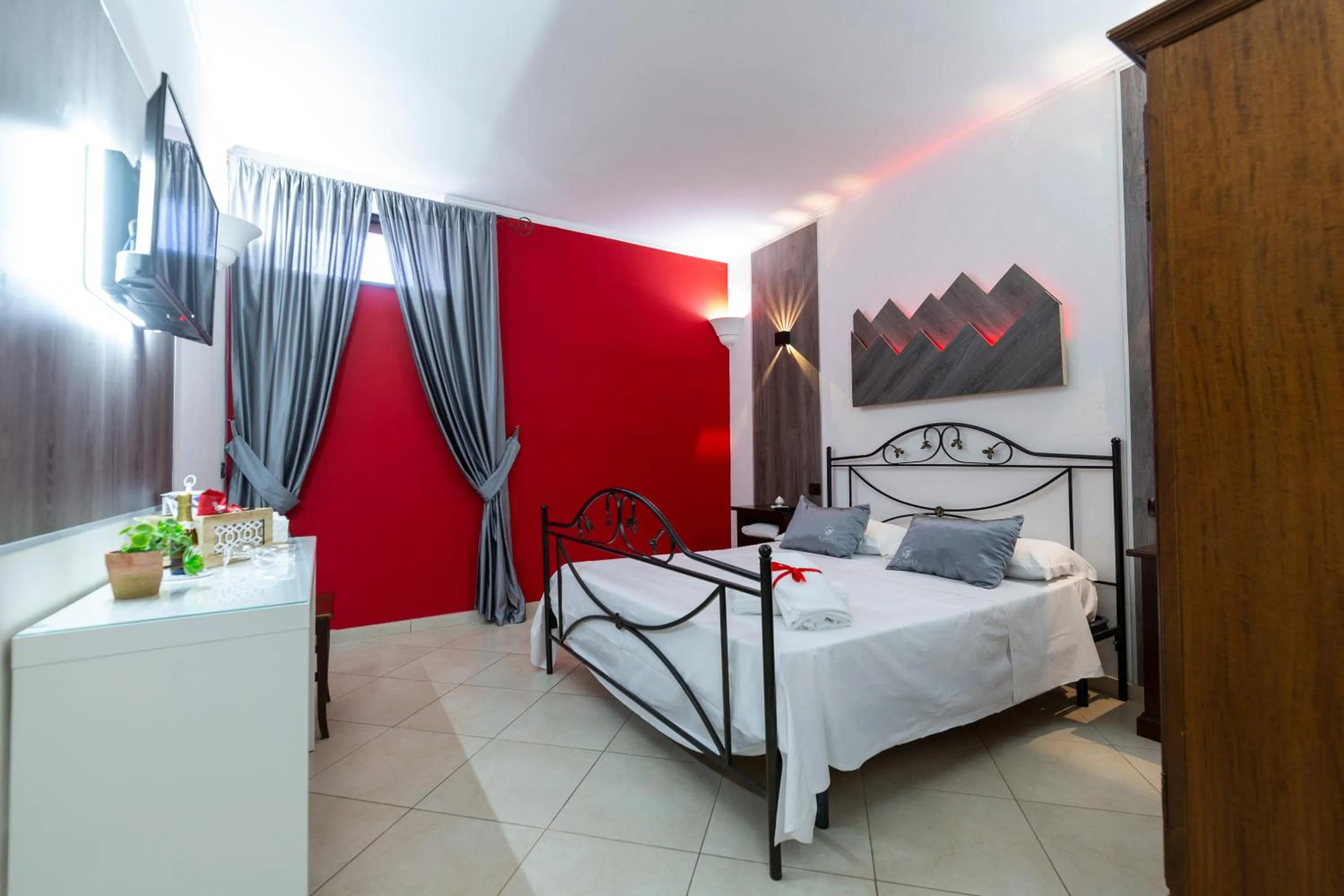 Bed in Pompei Luxury Rooms