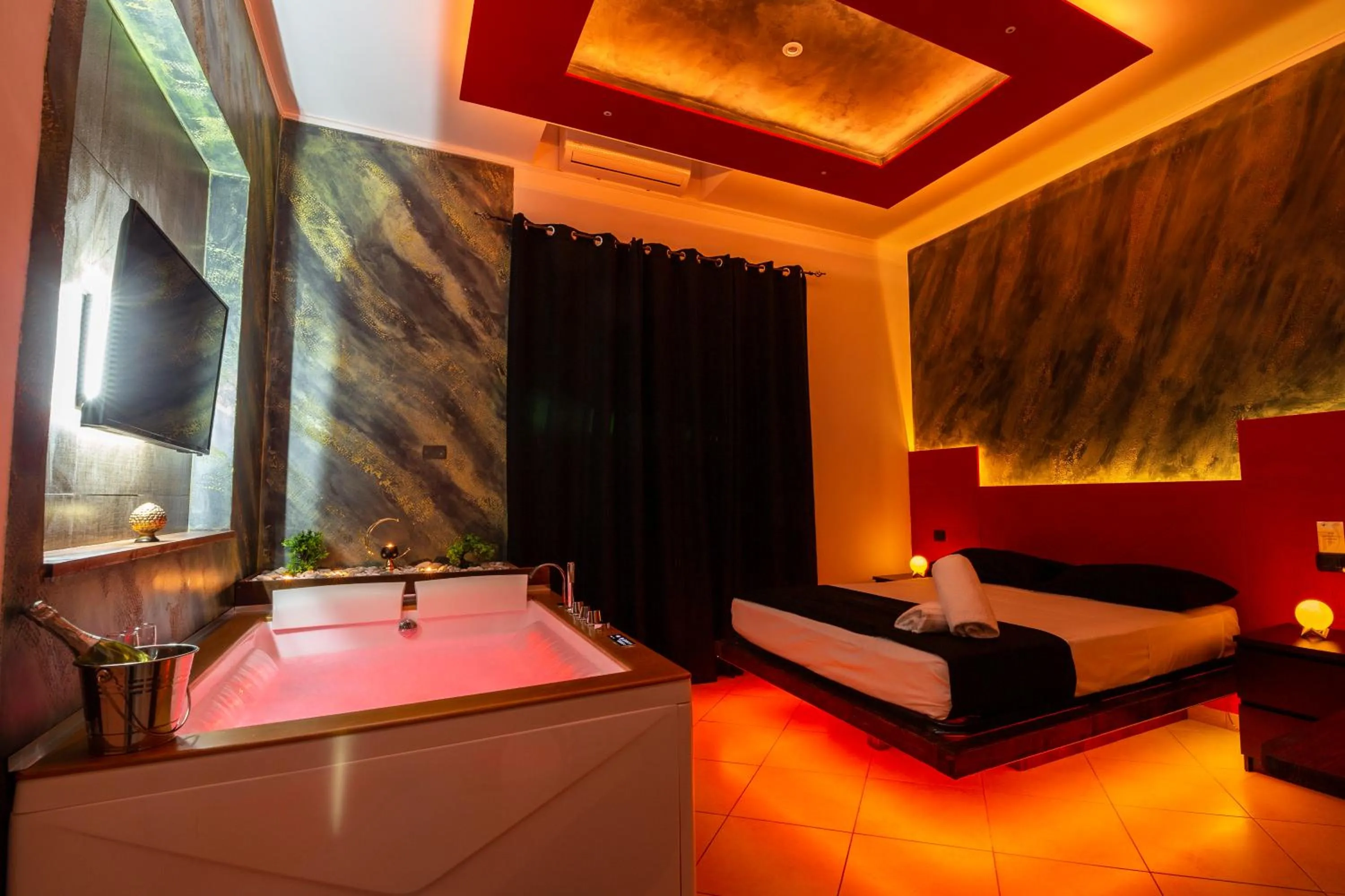 Bathroom, Bed in Pompei Luxury Rooms