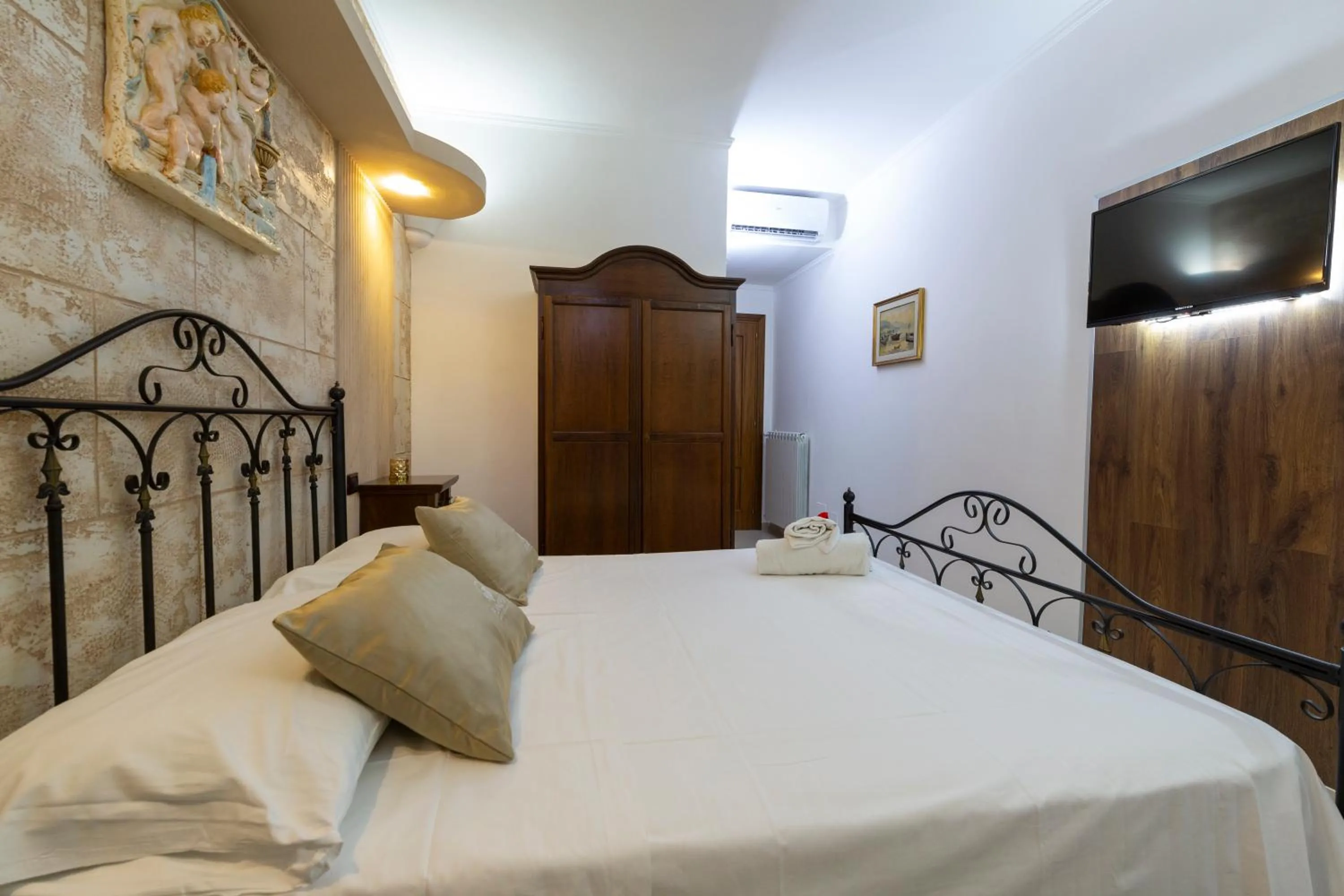 Bed in Pompei Luxury Rooms