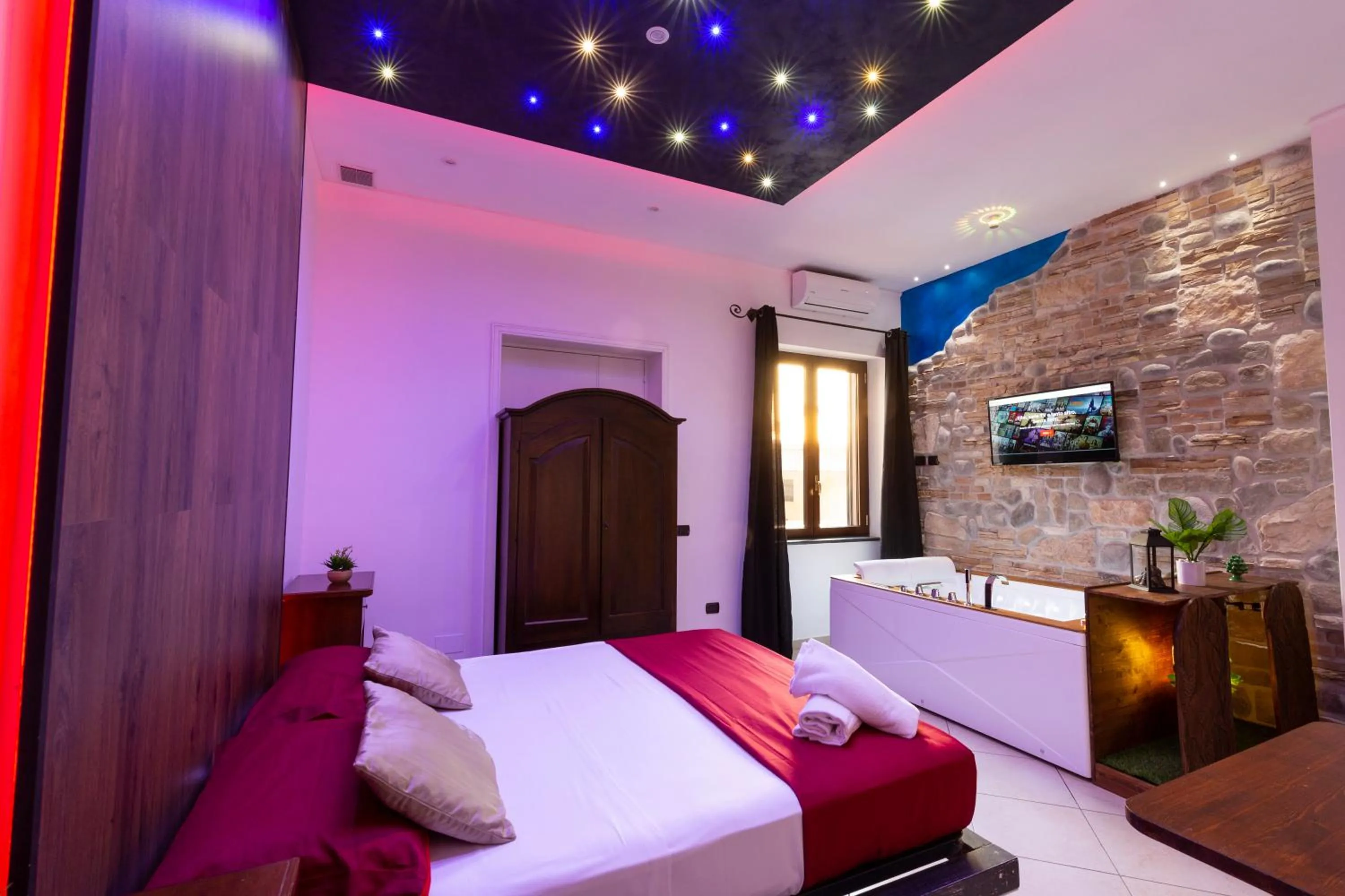 Bed in Pompei Luxury Rooms