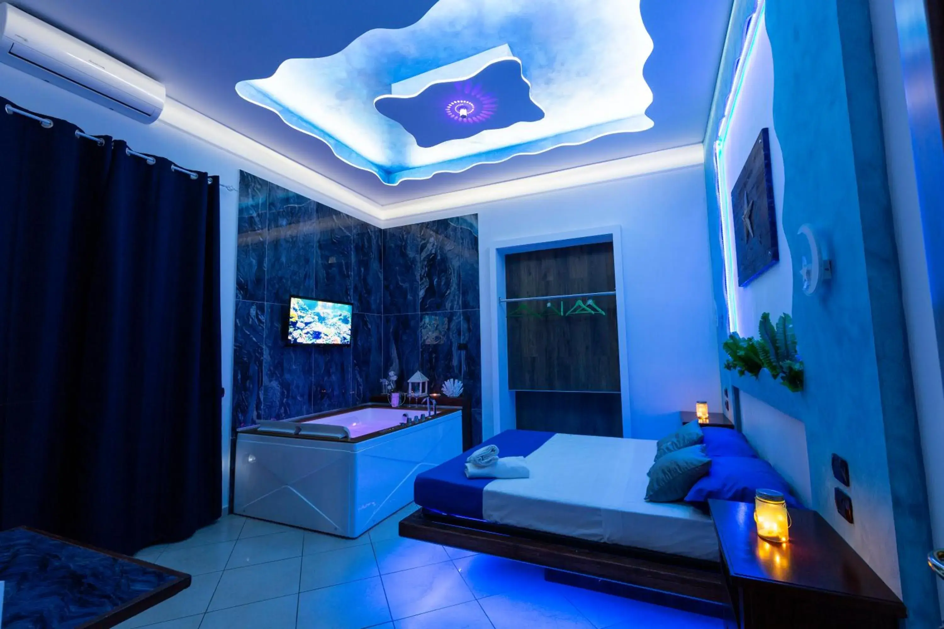Deluxe Suite with Spa Bath in Pompei Luxury Rooms Deluxe Suite with Spa Bath in Pompei Luxury Rooms