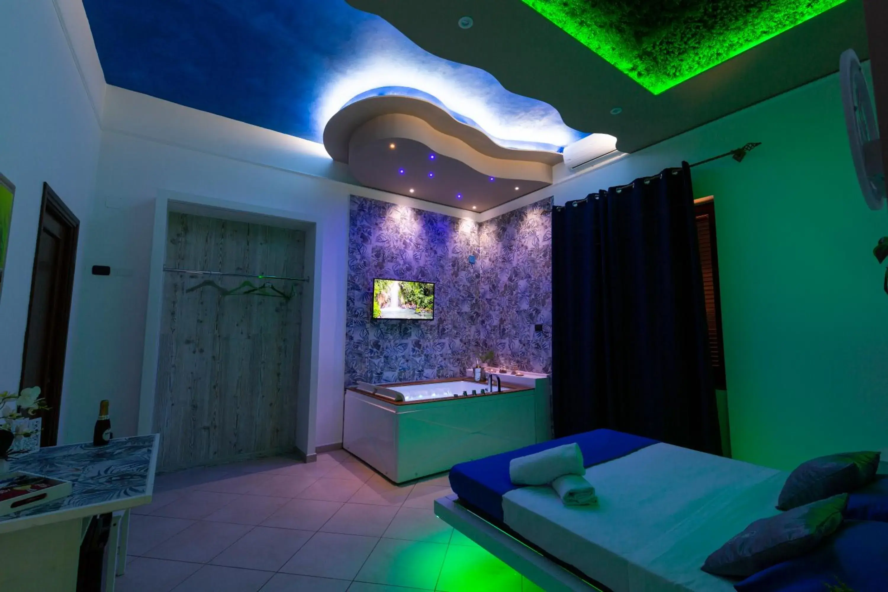 King Suite with Spa Bath in Pompei Luxury Rooms King Suite with Spa Bath in Pompei Luxury Rooms