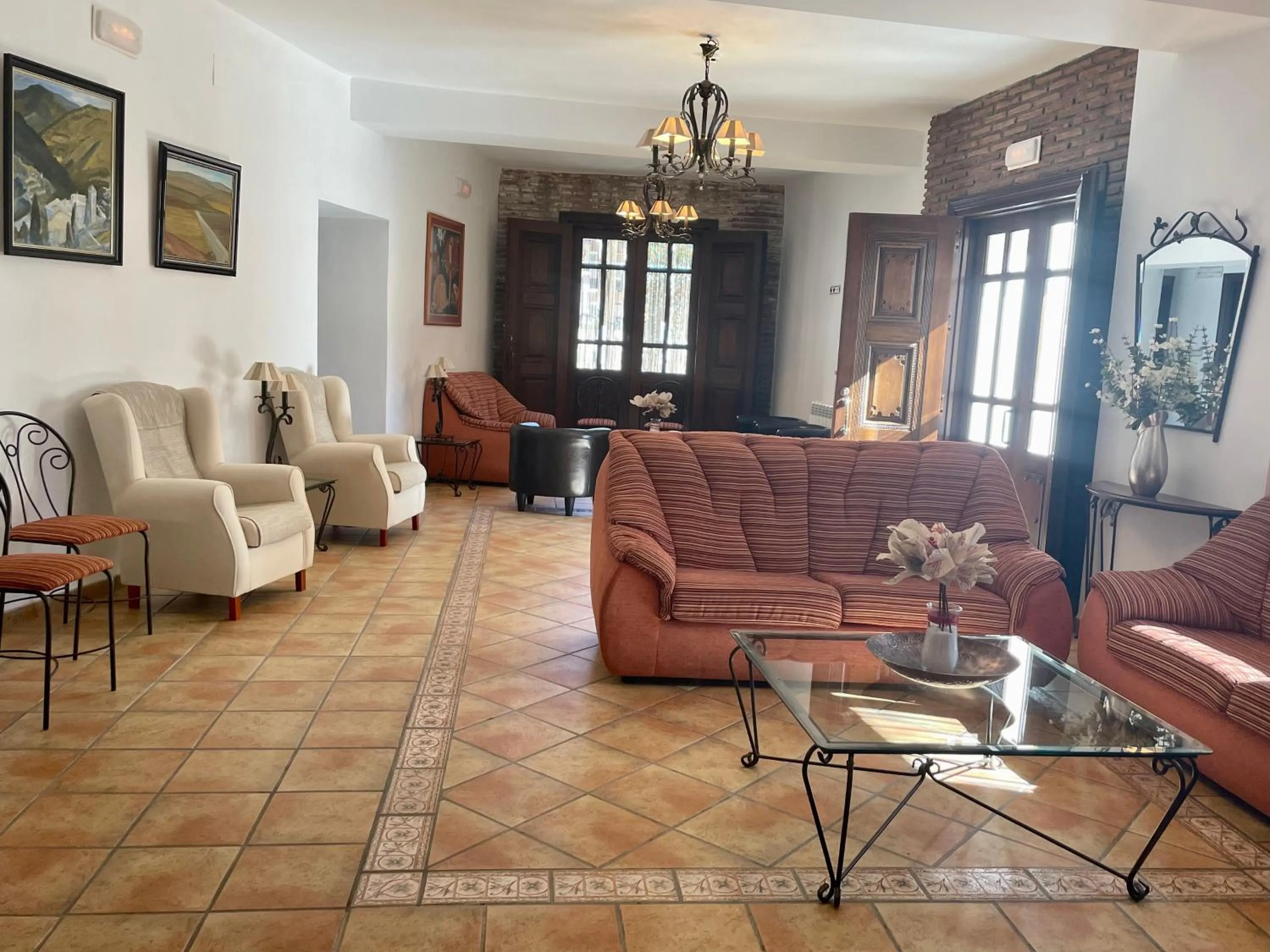 Communal lounge/ TV room in Hotel Rural Poqueira II