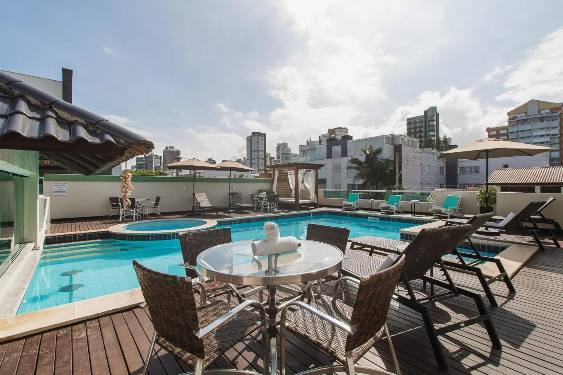 Swimming pool in Pousada La Barca