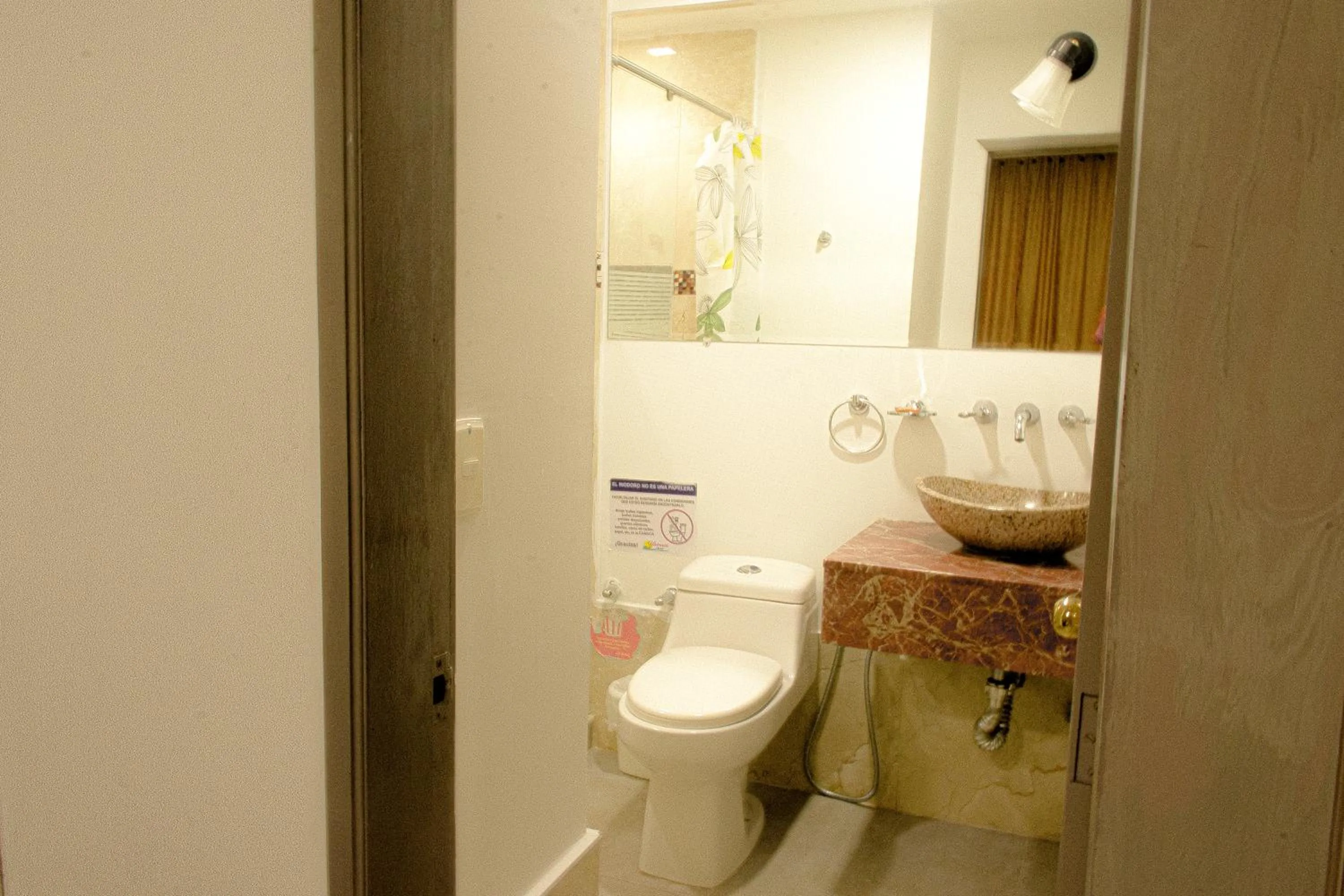 Toilet in Hotel Yivinaca