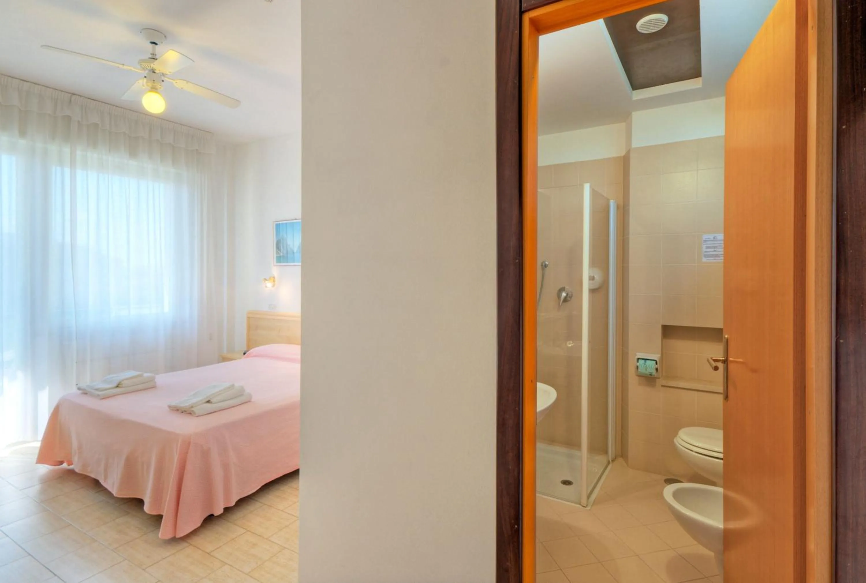 Bathroom, Bed in Hotel K2