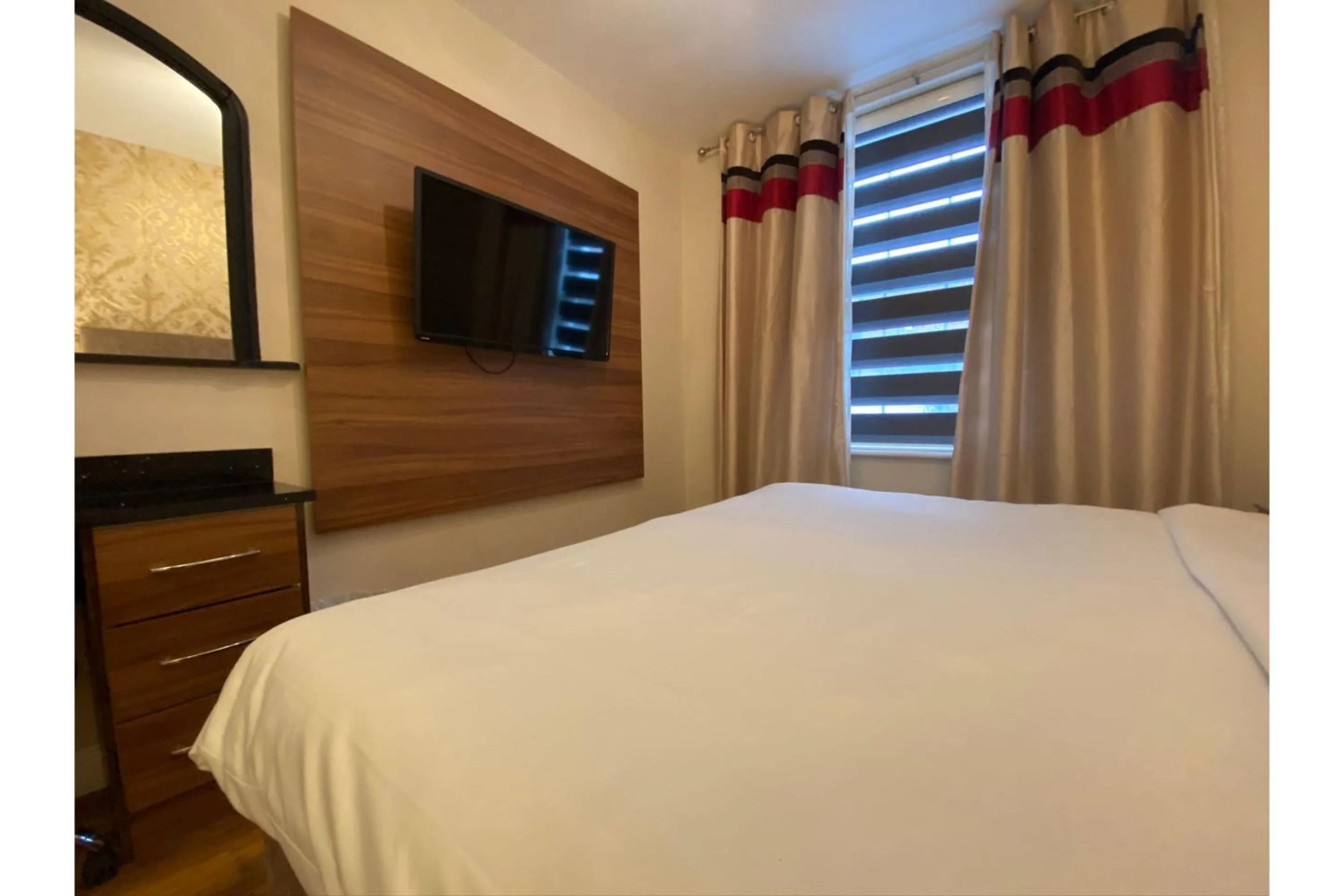 Bedroom, Bed in Baylis Park Hotel