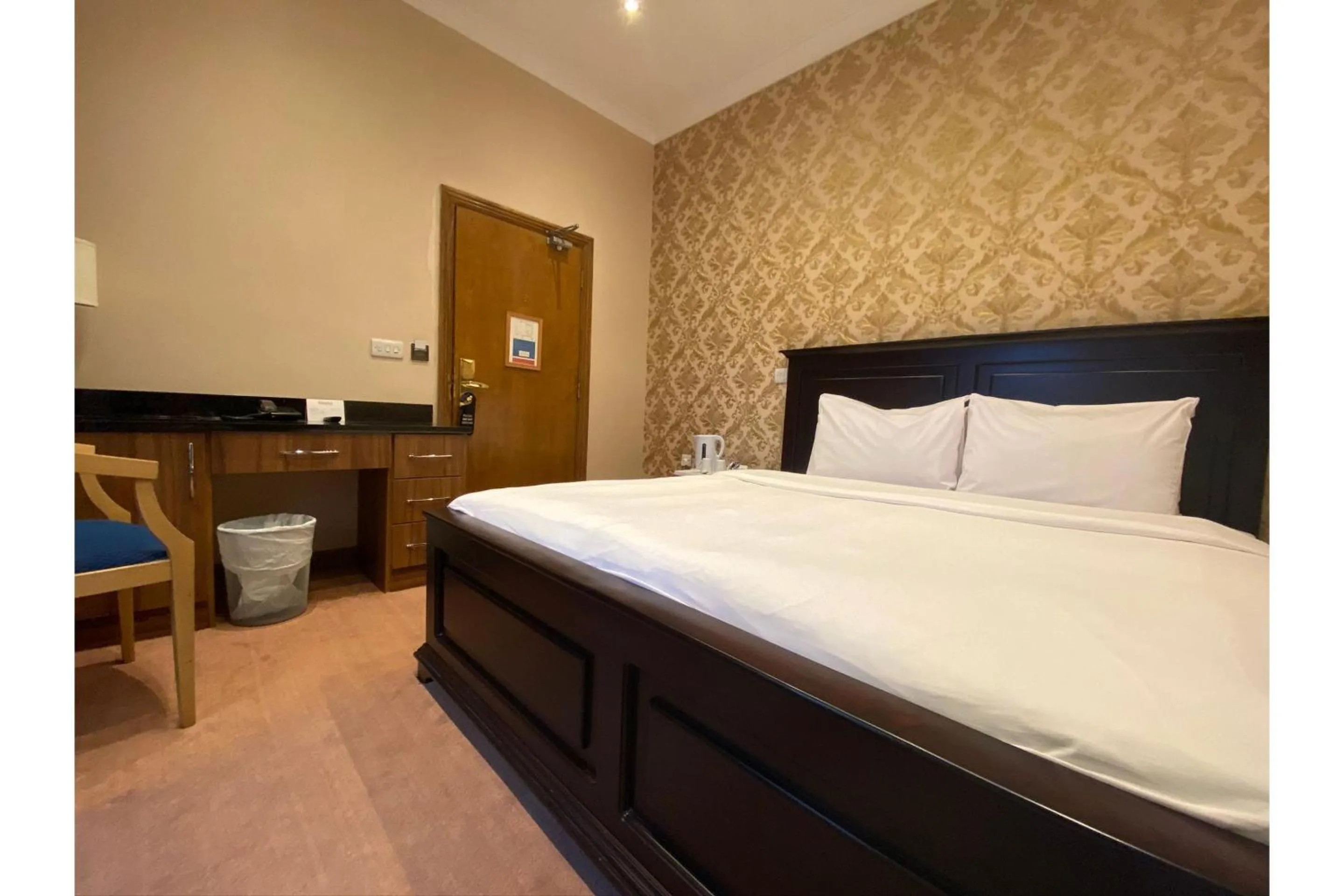 Bedroom, Bed in Baylis Park Hotel