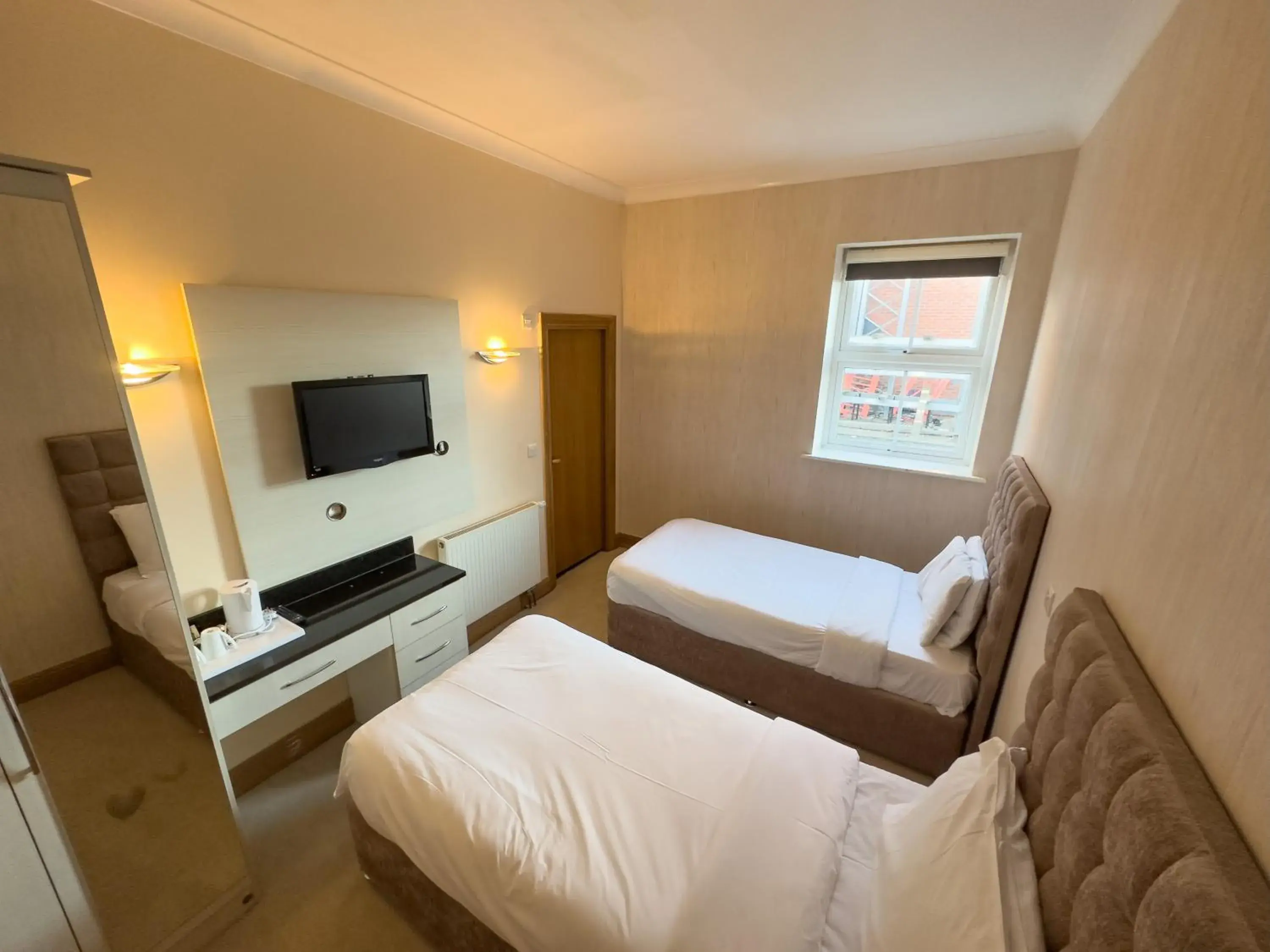 Photo of the whole room, Bed in Baylis Park Hotel Photo of the whole room, Bed in Baylis Park Hotel