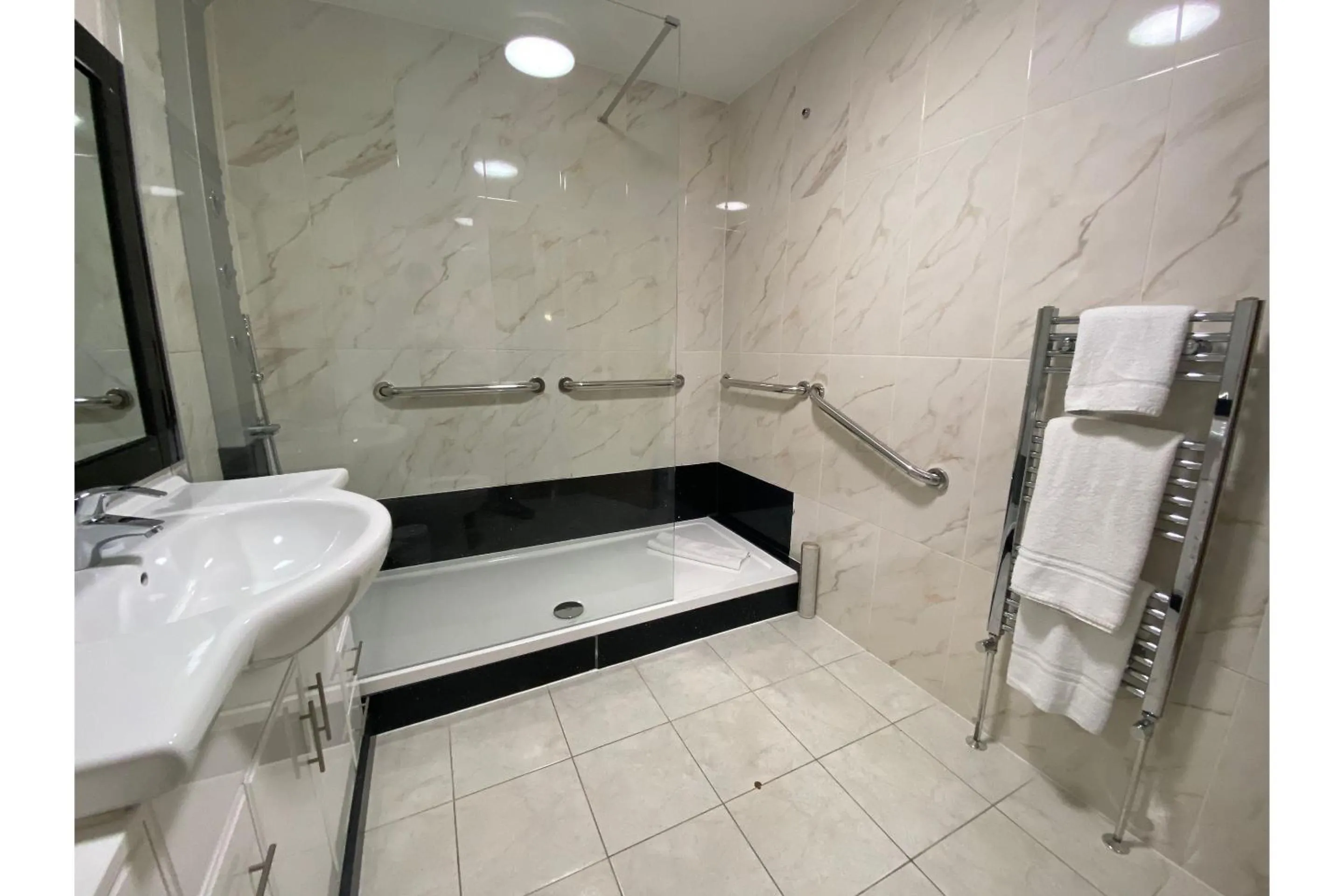 Bathroom in Baylis Park Hotel