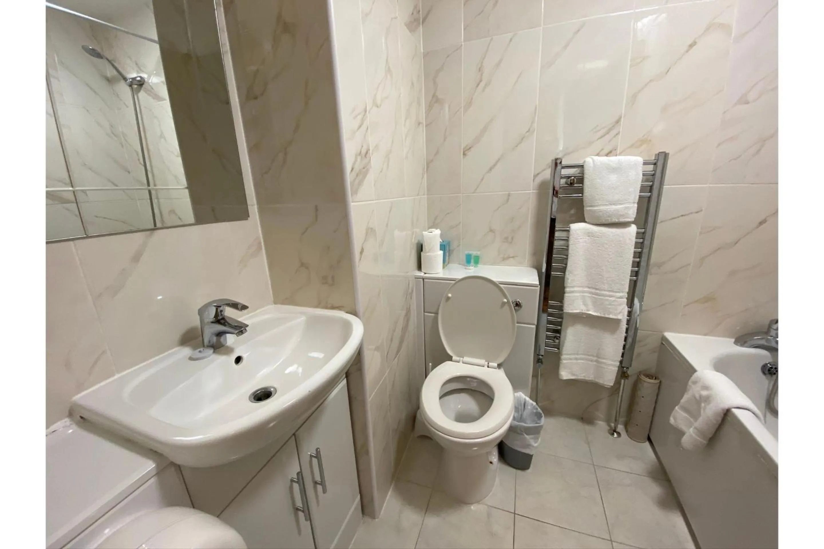 Bathroom in Baylis Park Hotel