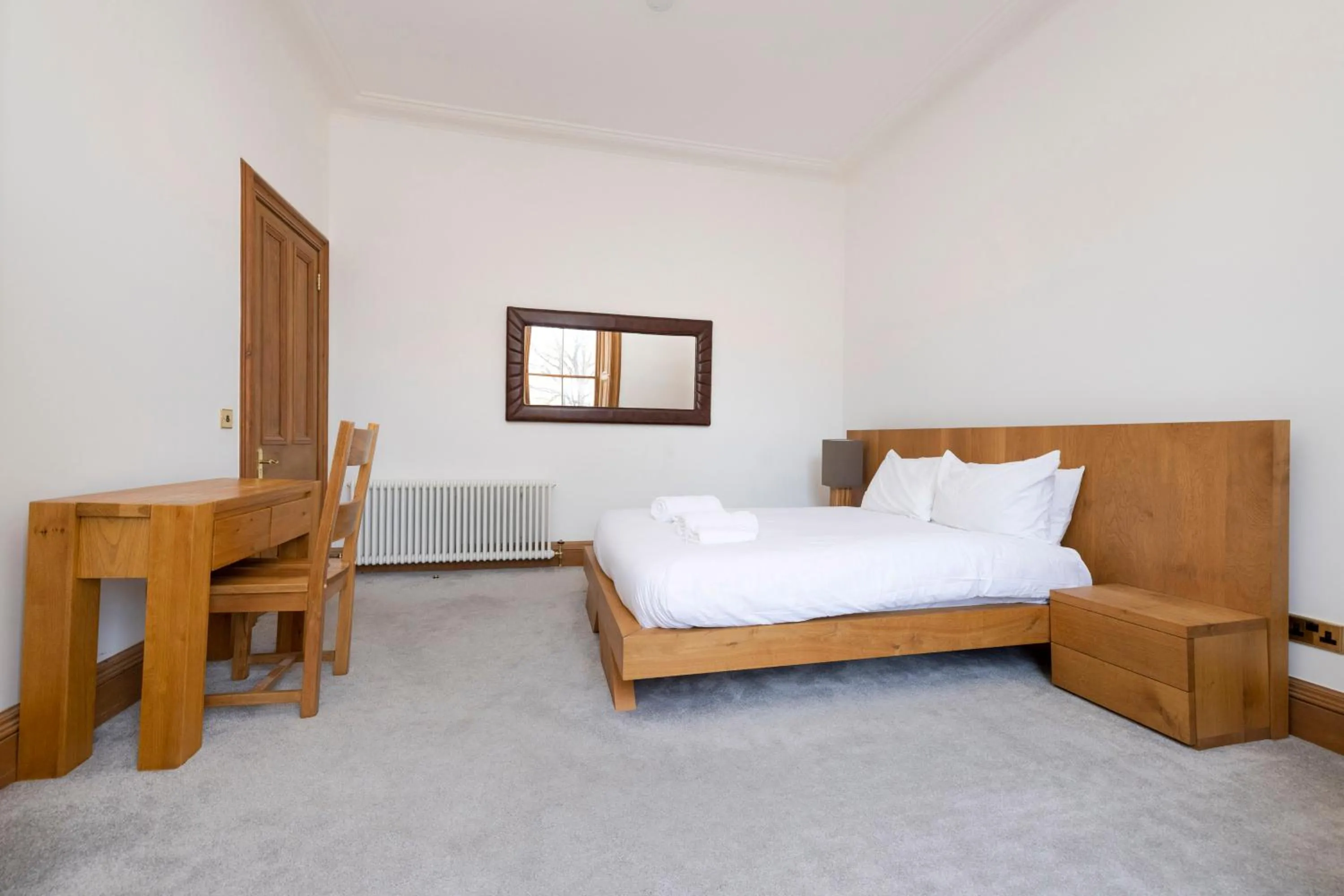 Bed in JOIVY 5 Bedroom Apt near Meadows and George Square