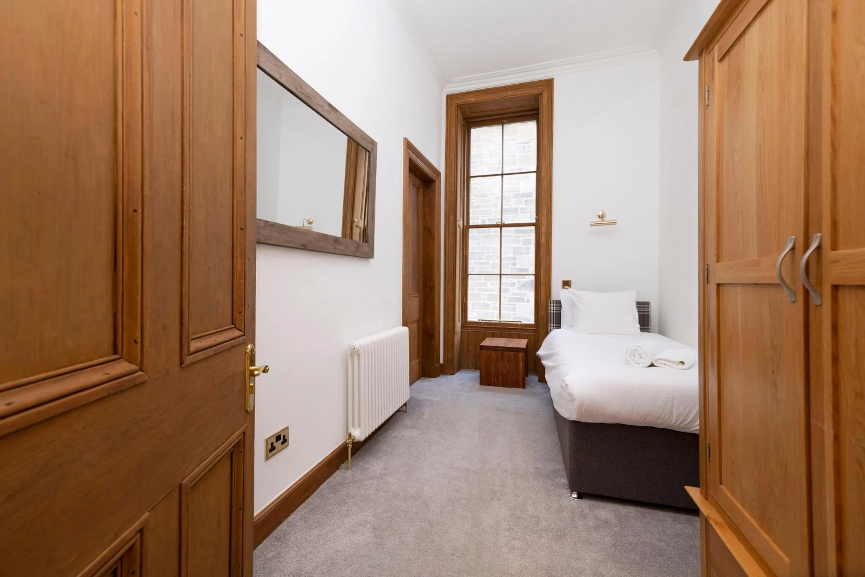 Bed in JOIVY 5 Bedroom Apt near Meadows and George Square