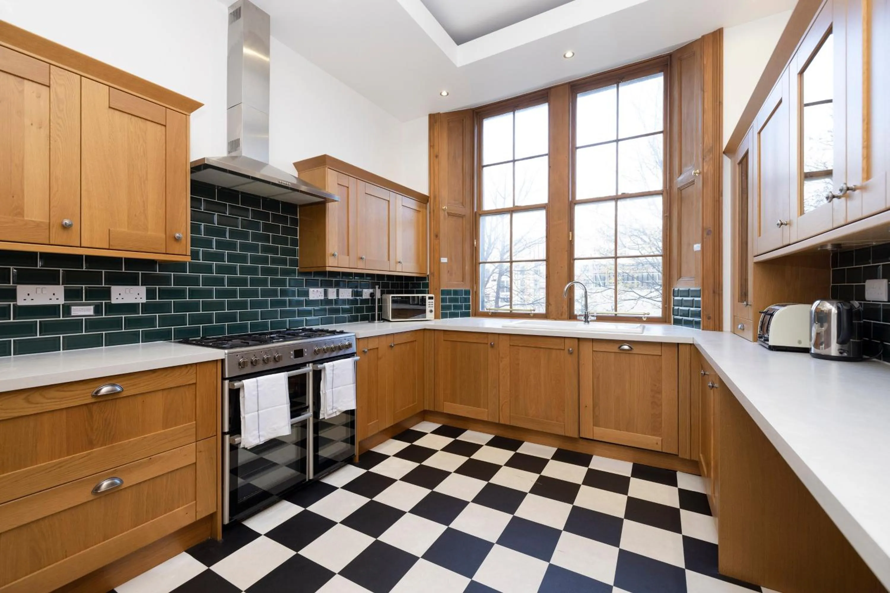 Kitchen or kitchenette in JOIVY 5 Bedroom Apt near Meadows and George Square