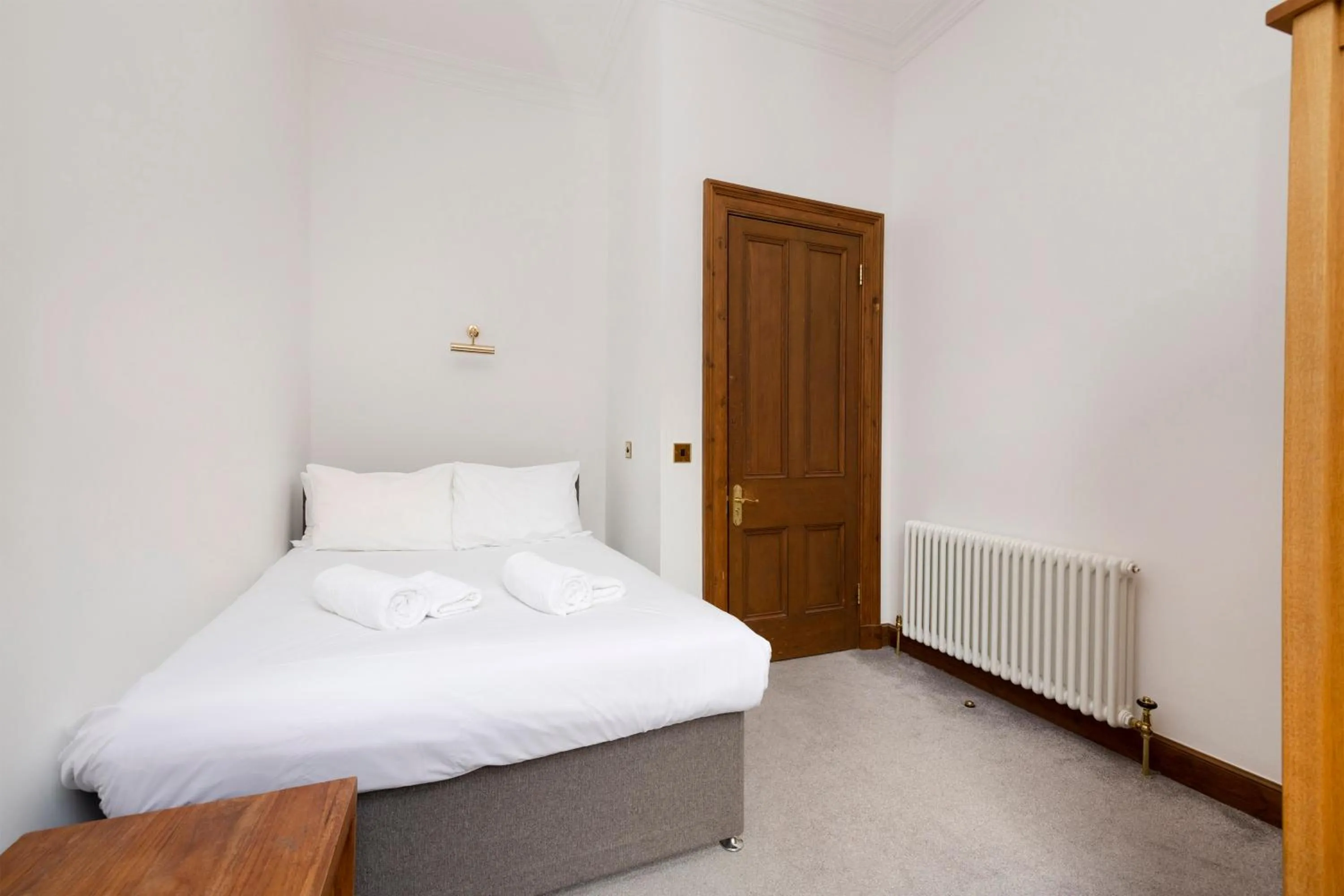 Bed in JOIVY 5 Bedroom Apt near Meadows and George Square