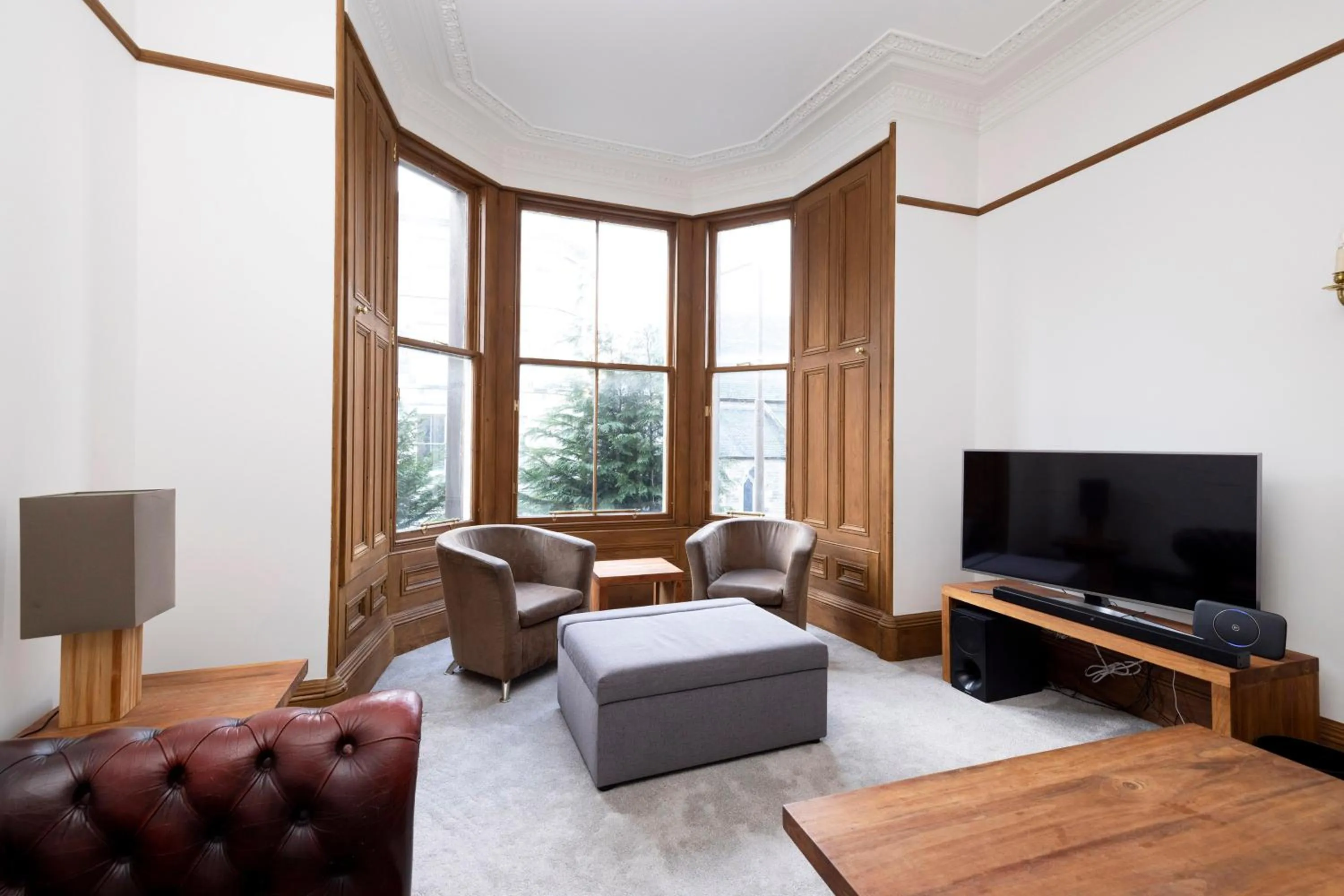 TV and multimedia in JOIVY 5 Bedroom Apt near Meadows and George Square