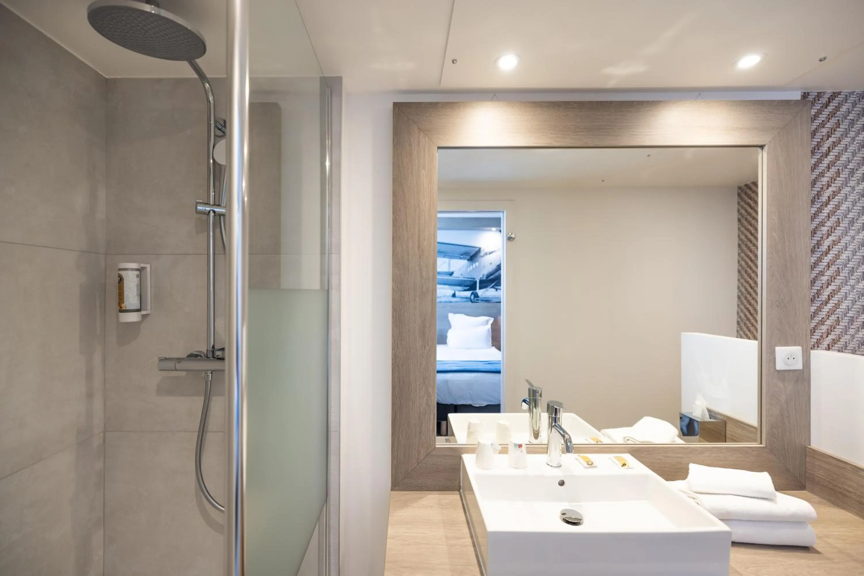 Shower in Best Western Saint Exupéry Eysines - Bordeaux Ouest