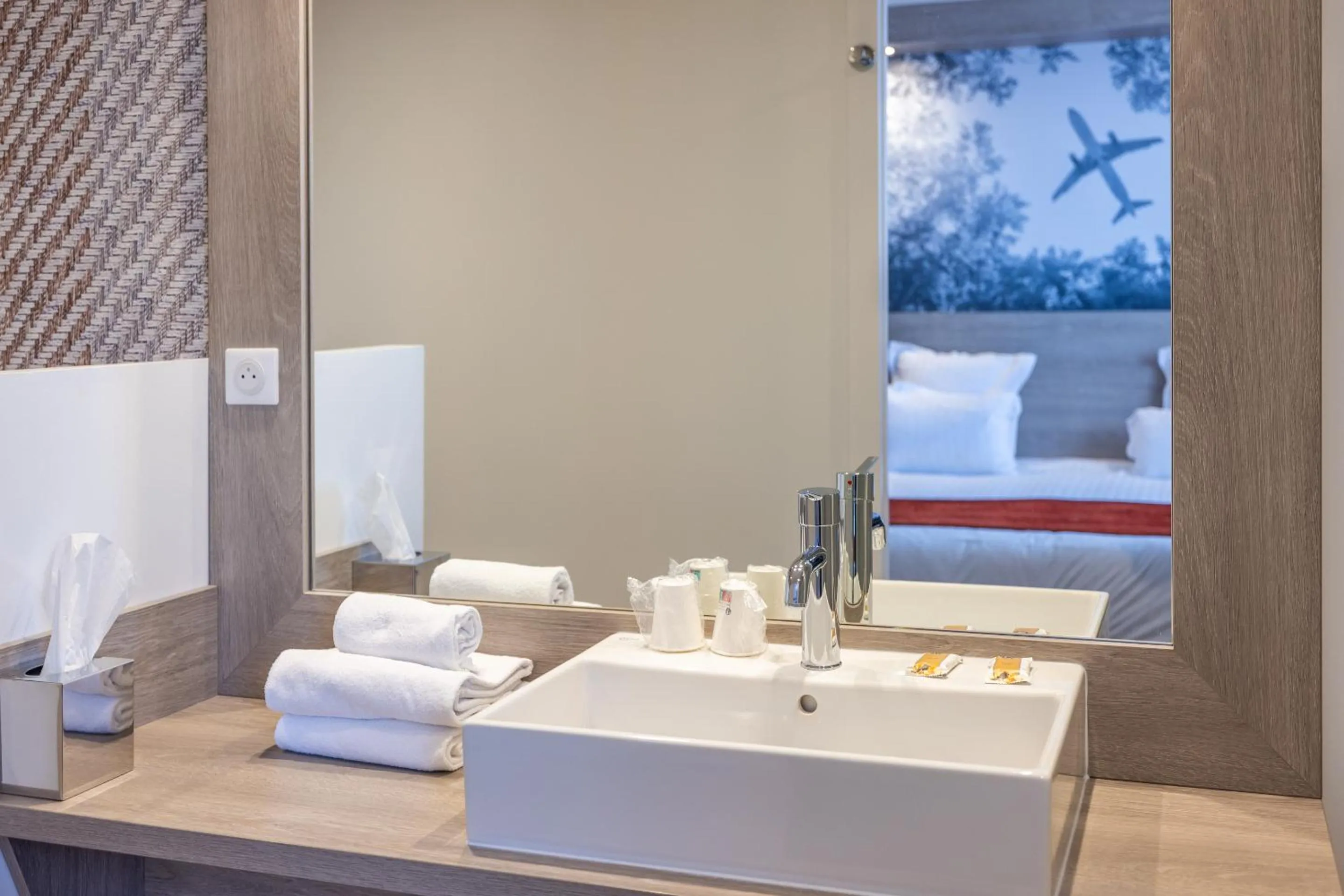 Bathroom, Bed in Best Western Saint Exupéry Eysines - Bordeaux Ouest