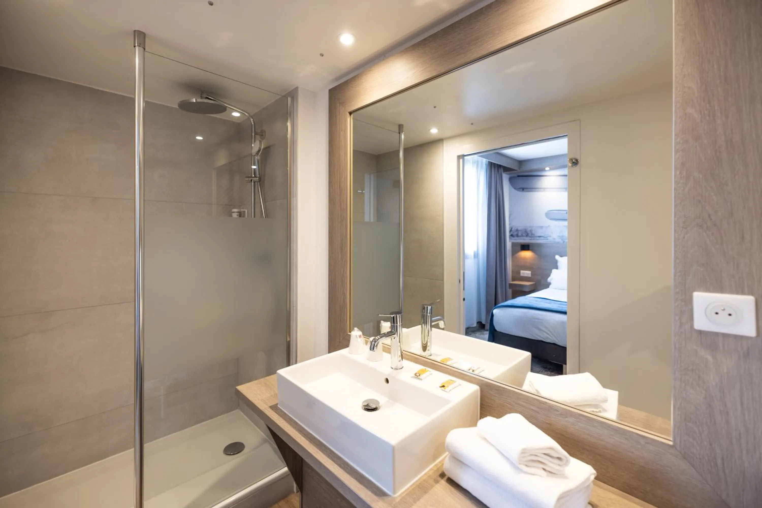 Shower in Best Western Saint Exupéry Eysines - Bordeaux Ouest