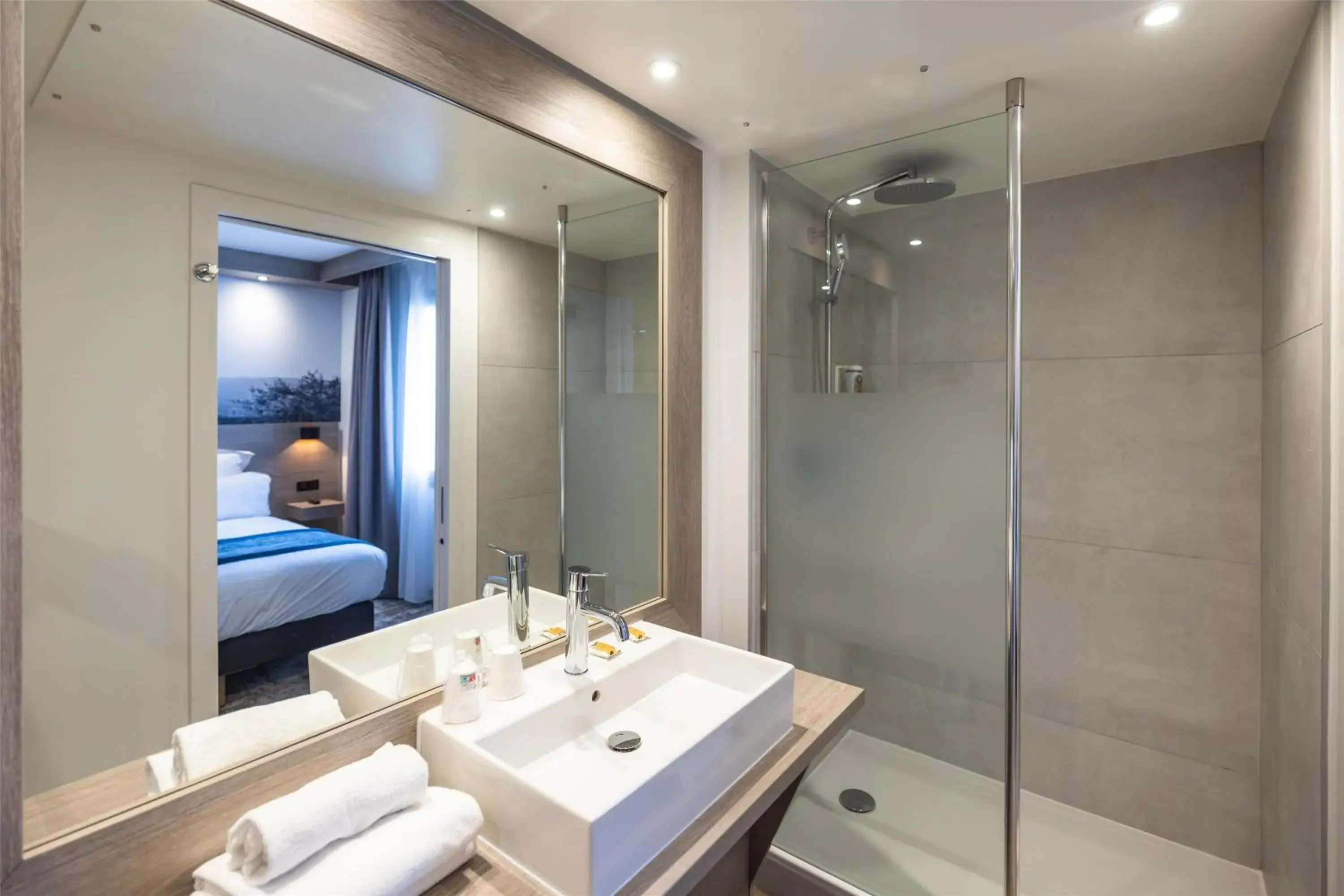 Bathroom in Best Western Saint Exupéry Eysines - Bordeaux Ouest Bathroom in Best Western Saint Exupéry Eysines - Bordeaux Ouest