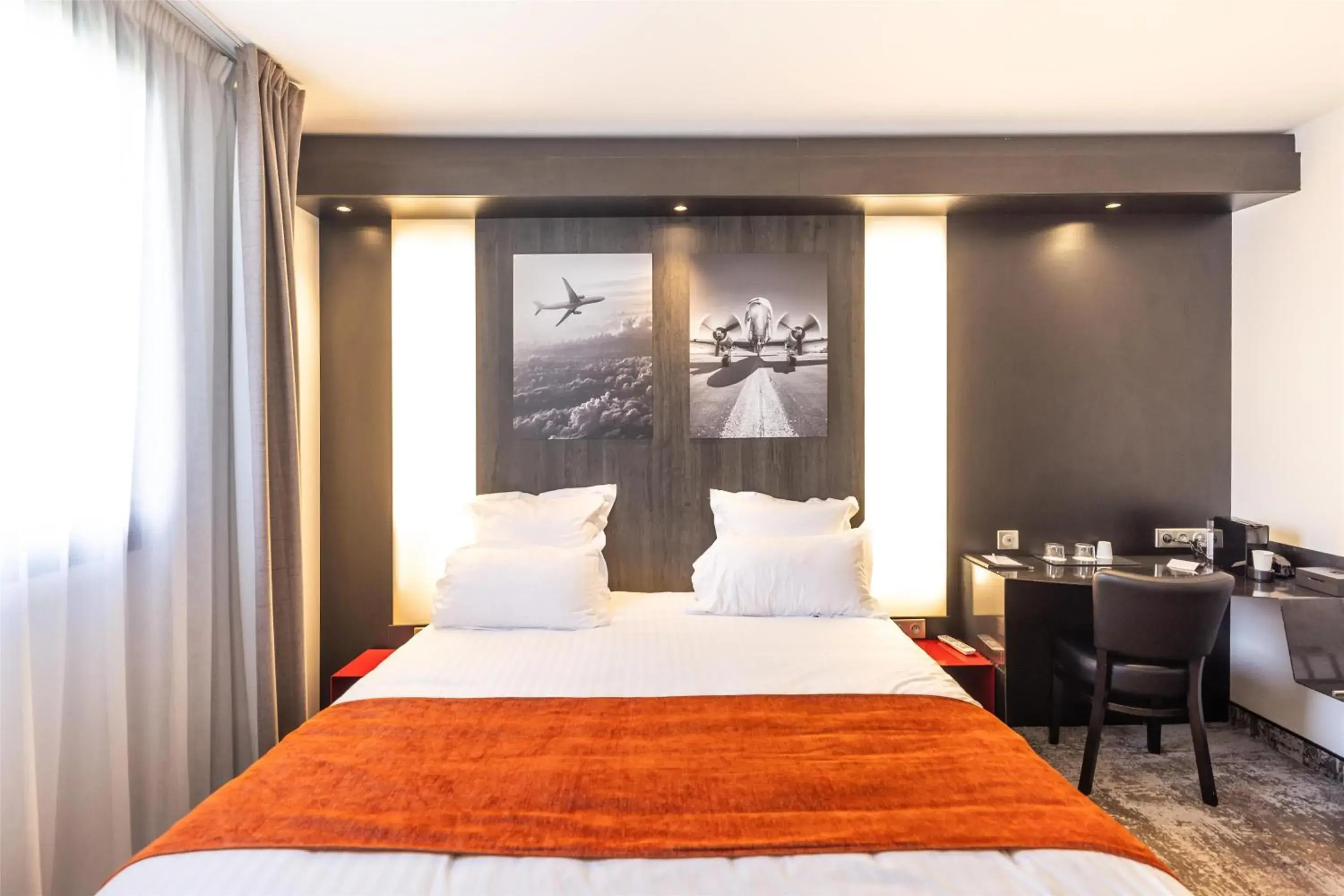 Bedroom, Bed in Best Western Saint Exupéry Eysines - Bordeaux Ouest Bedroom, Bed in Best Western Saint Exupéry Eysines - Bordeaux Ouest