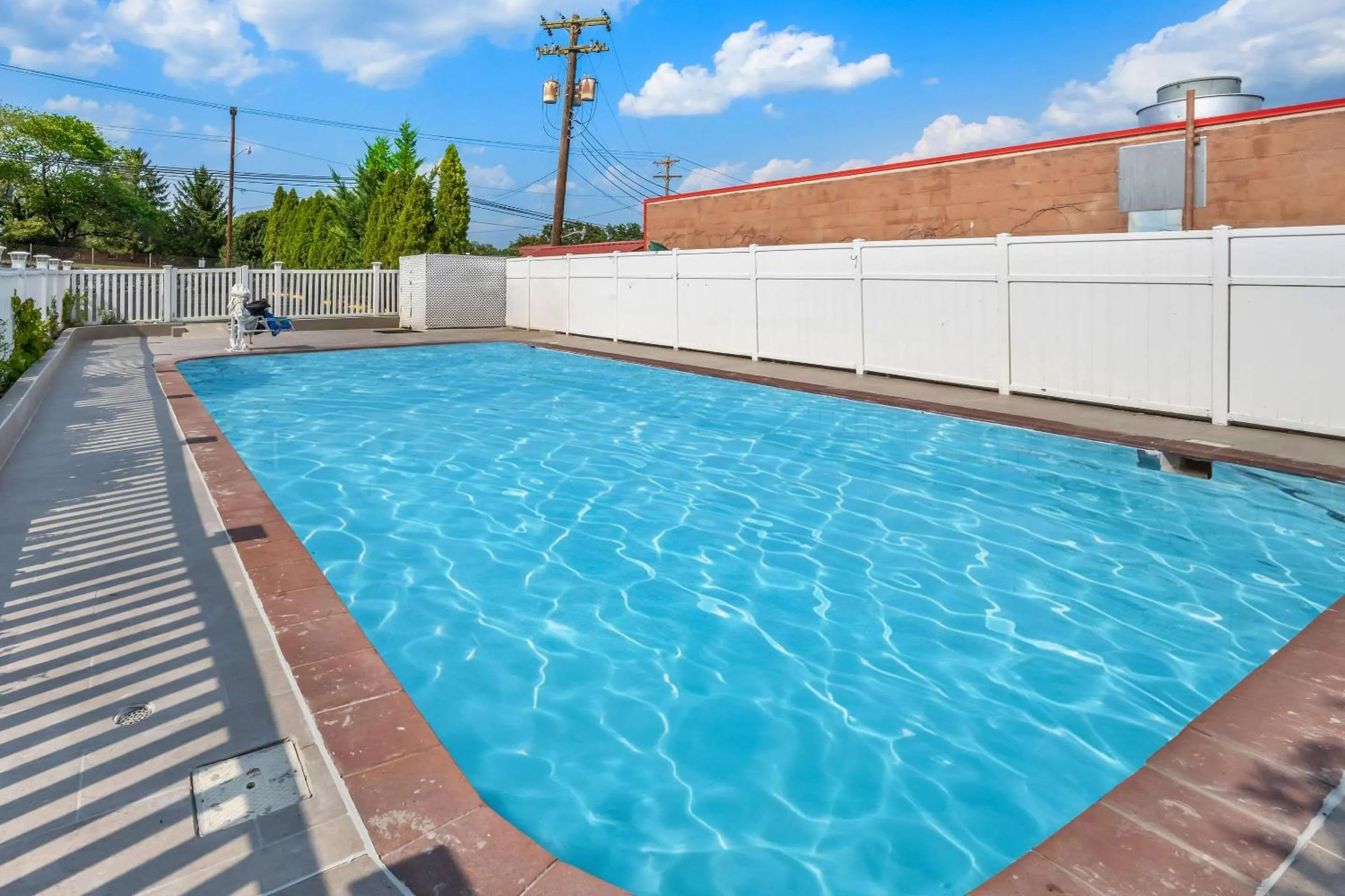 Swimming pool in Quality Inn