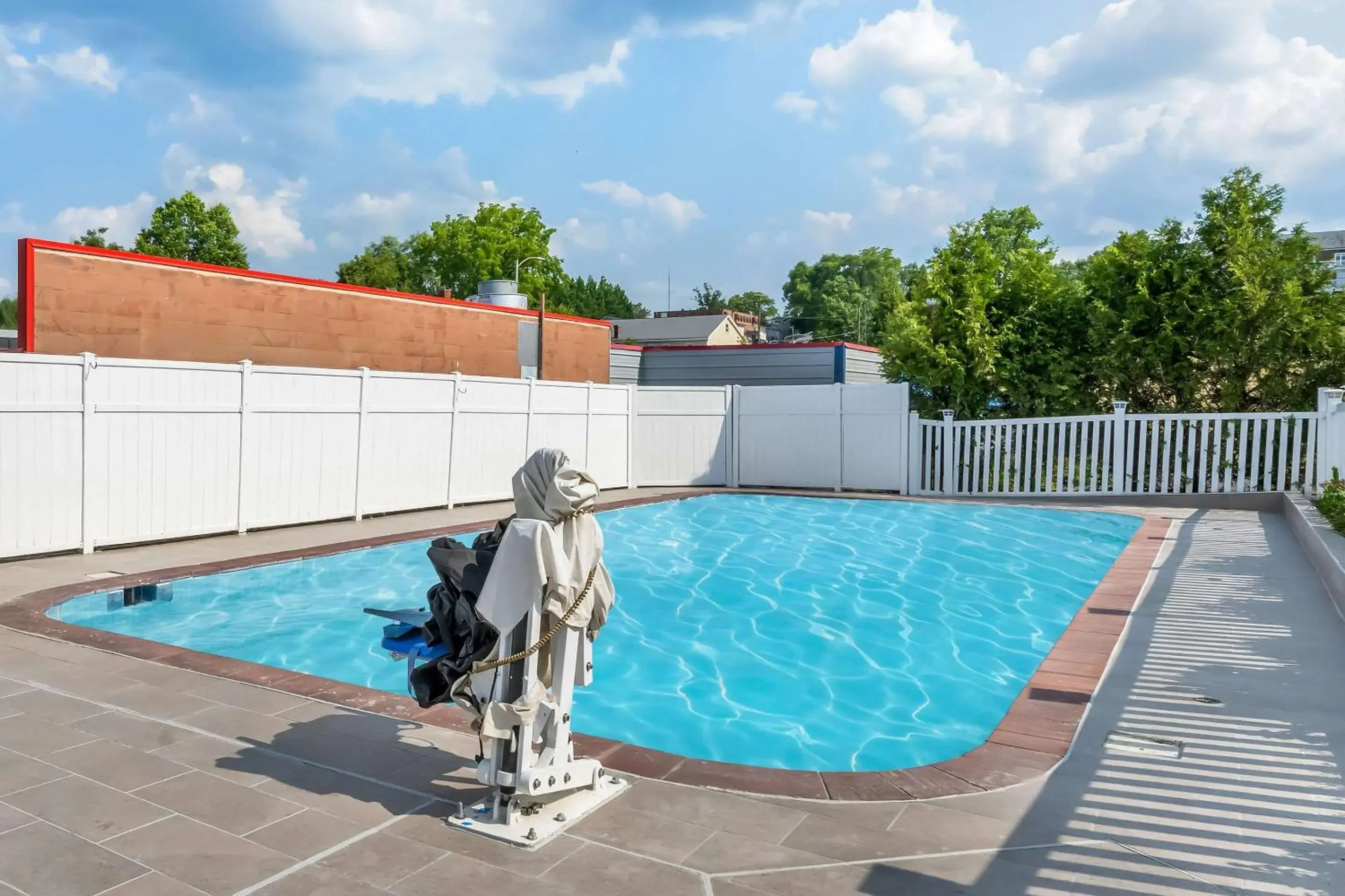 Swimming pool in Quality Inn Swimming pool in Quality Inn