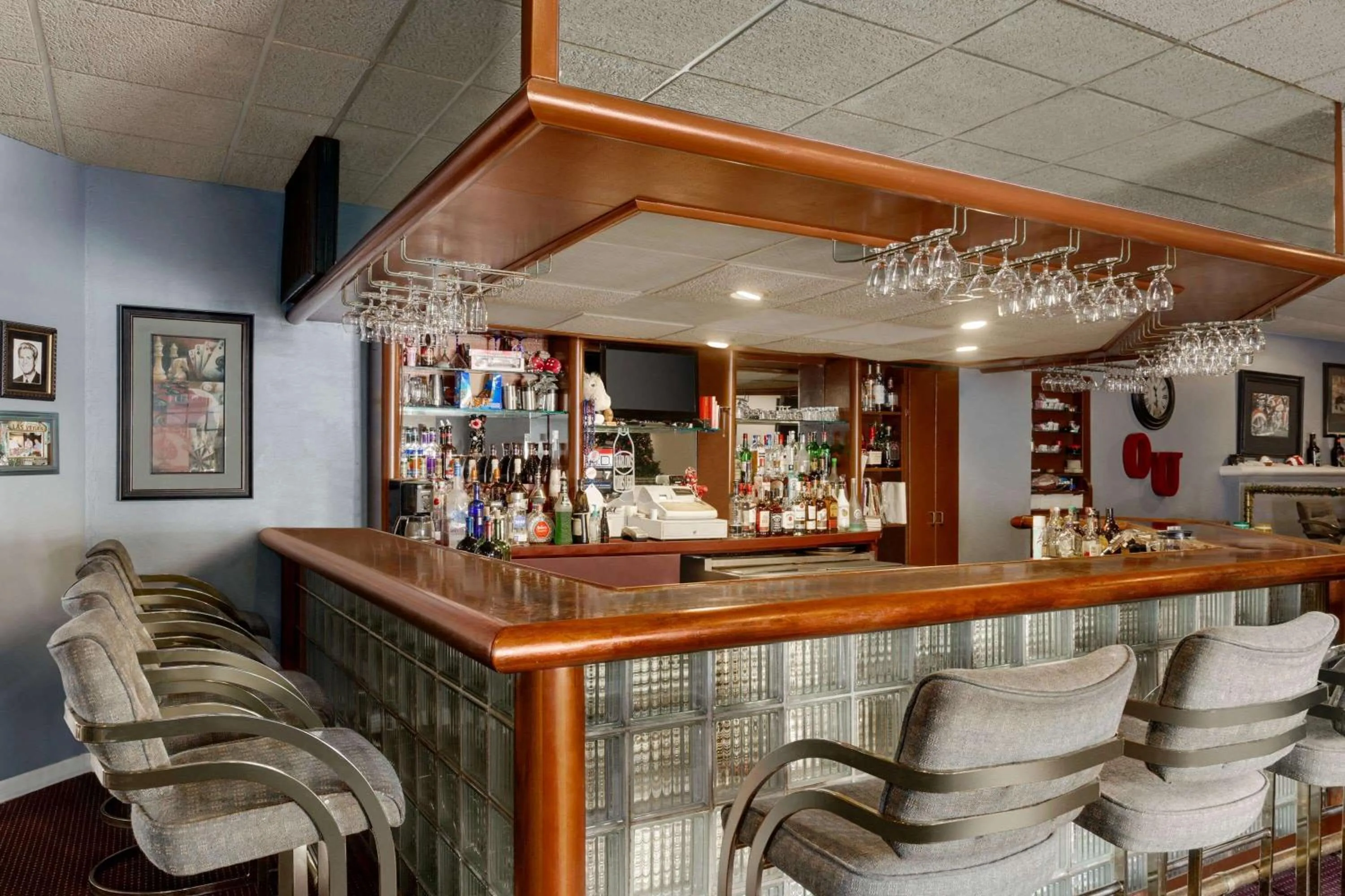 Lounge or bar in Days Inn by Wyndham Lawton
