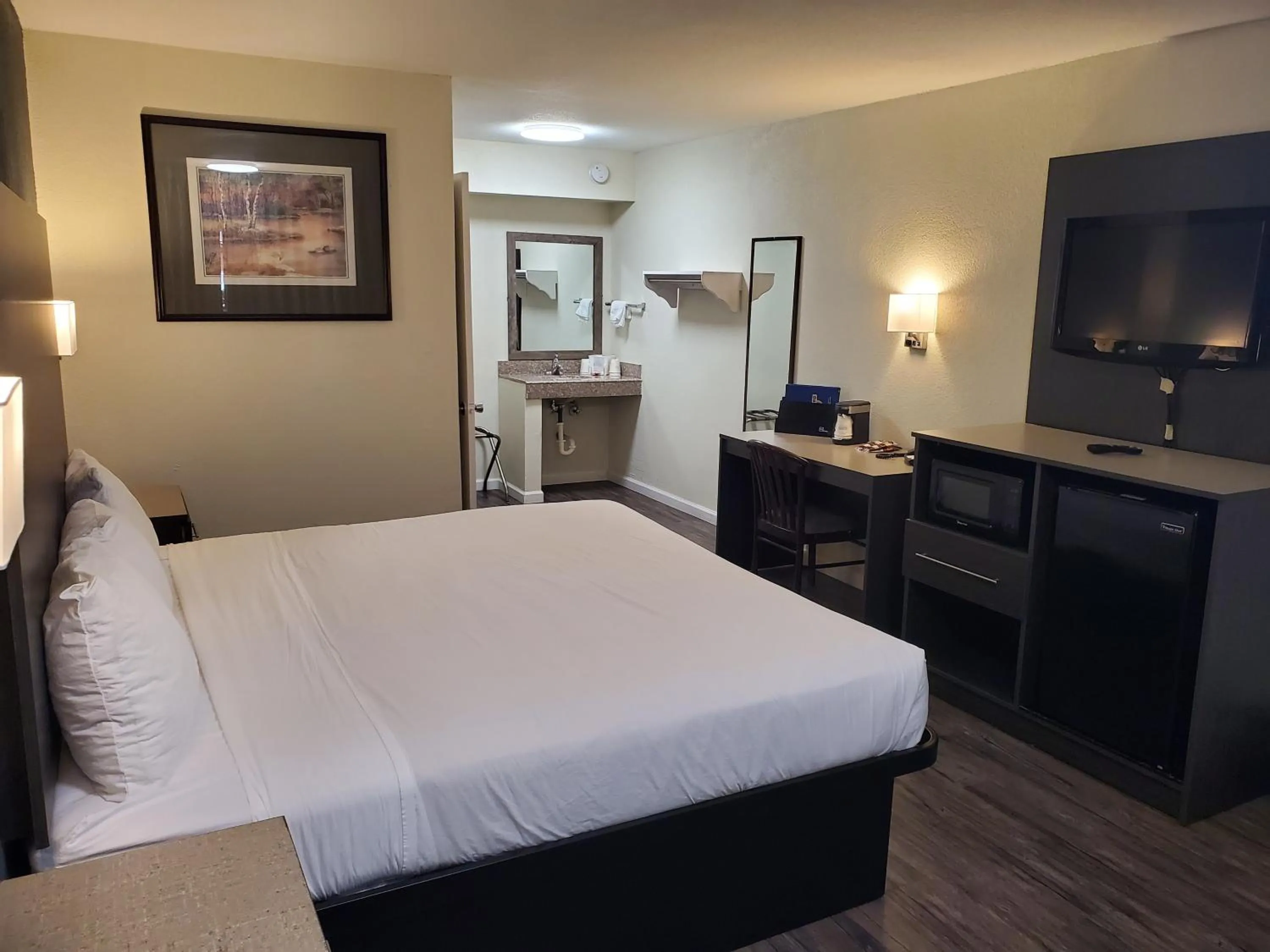 Bed in Days Inn by Wyndham Lawton