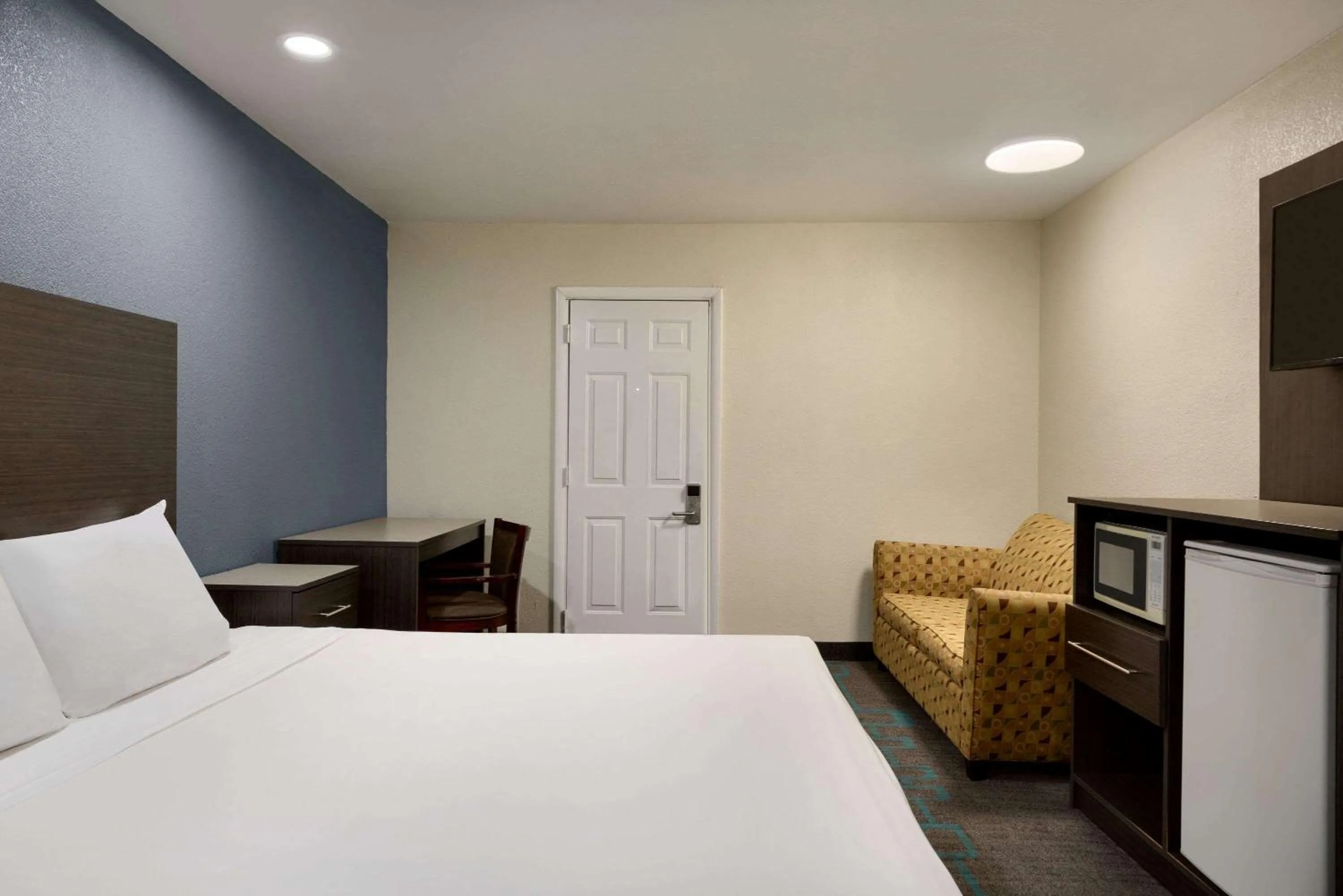 Photo of the whole room, Bed in Days Inn by Wyndham Lawton