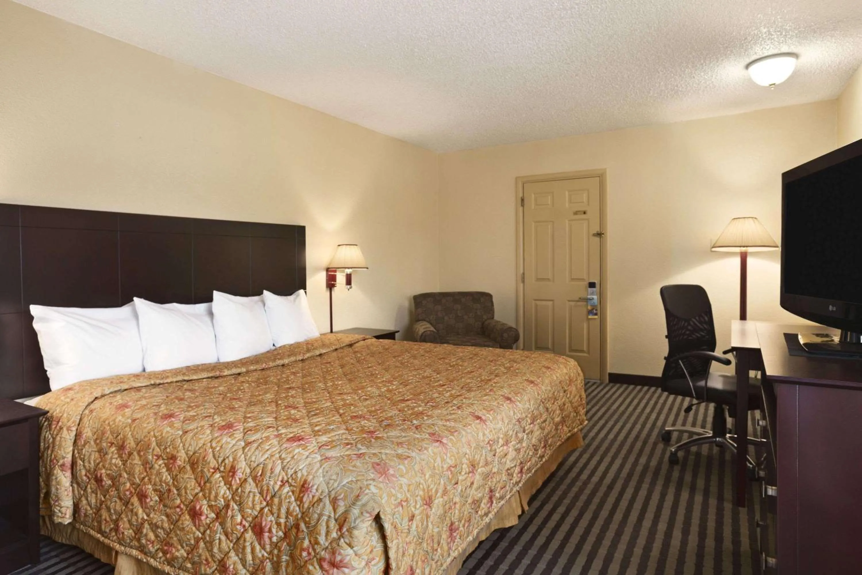 Photo of the whole room, Bed in Days Inn by Wyndham Lawton