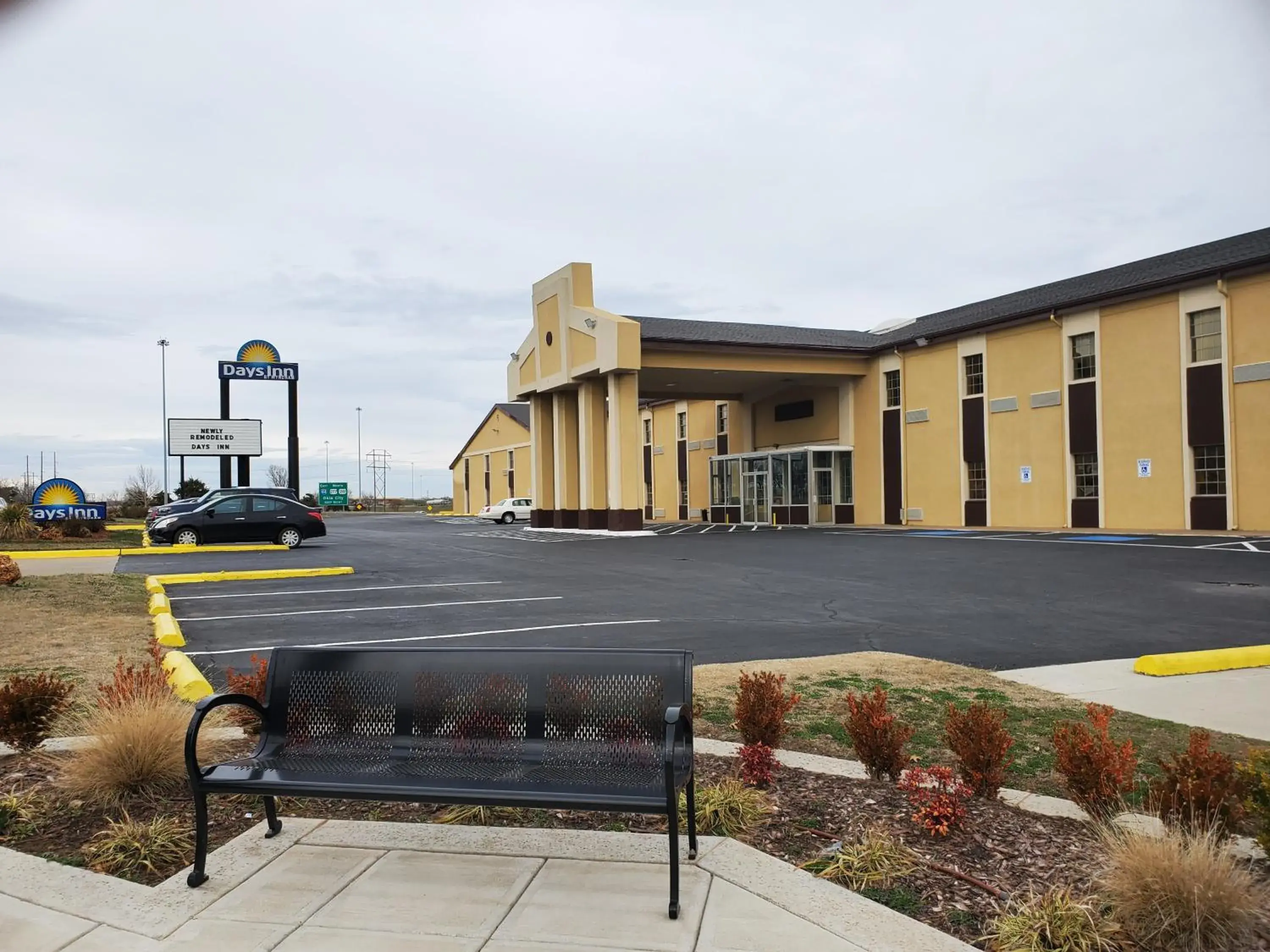 Property building in Days Inn by Wyndham Lawton Property building in Days Inn by Wyndham Lawton