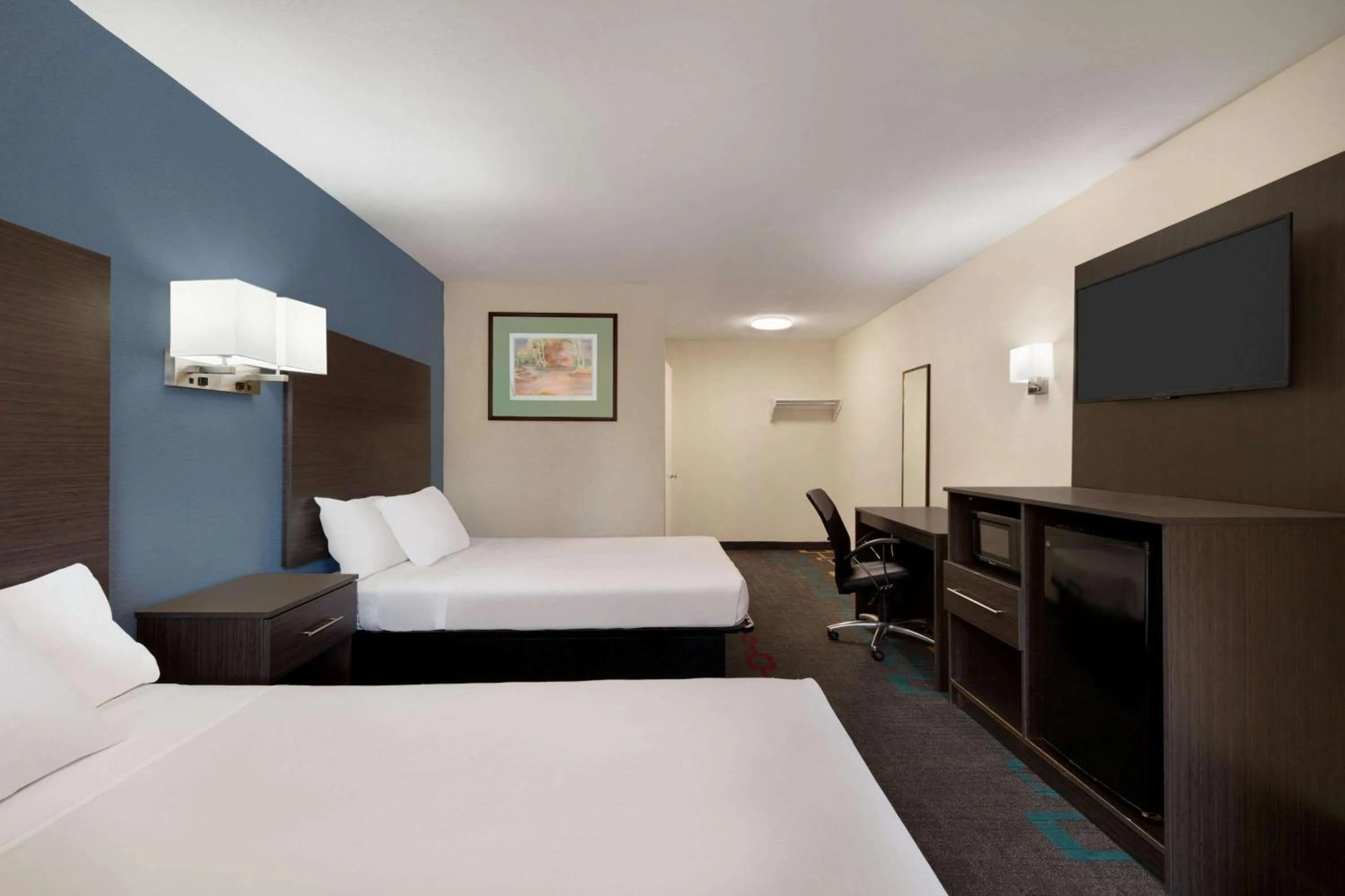 Photo of the whole room, Bed in Days Inn by Wyndham Lawton