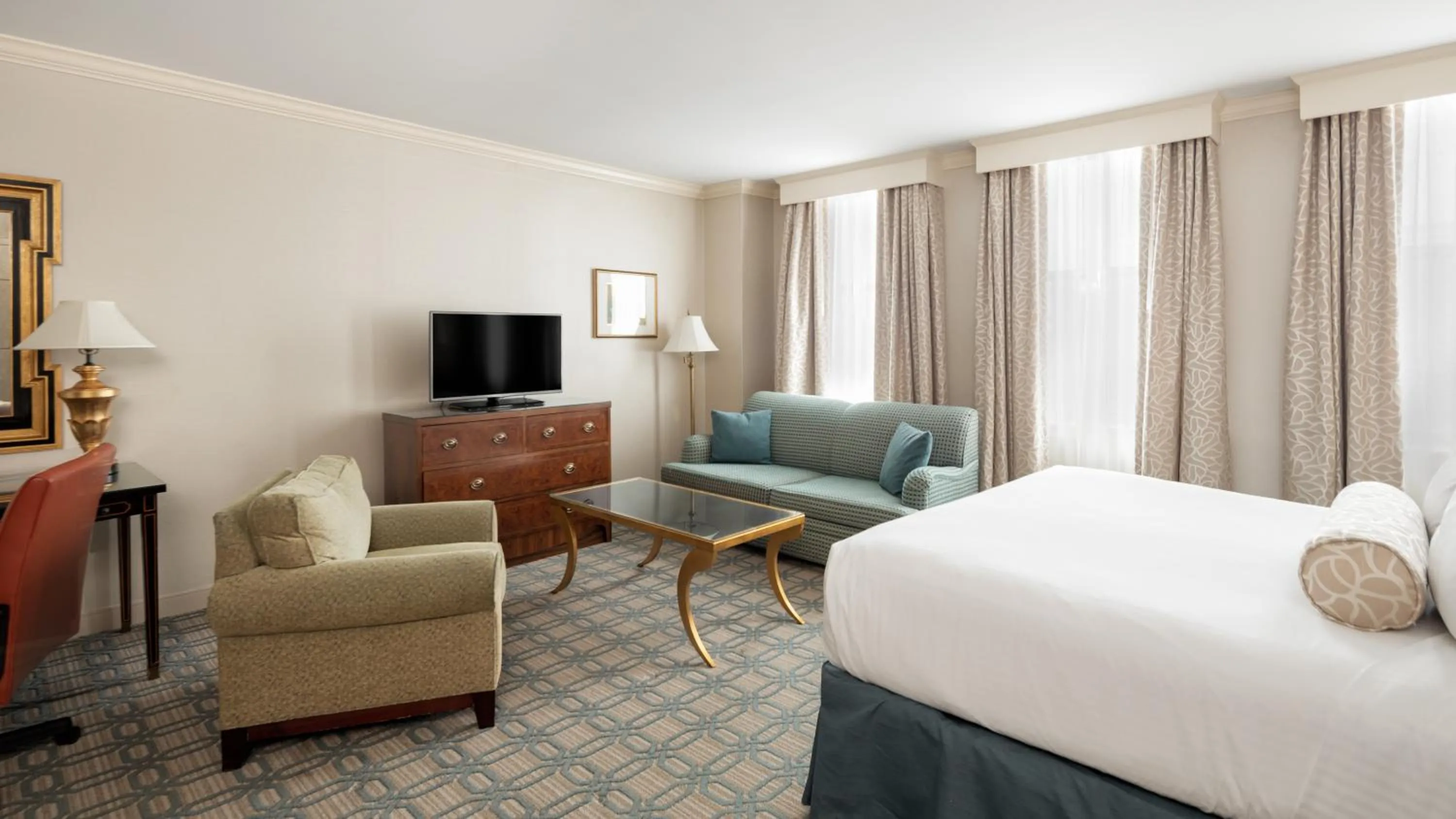 Bedroom, Bed in The Berkeley Hotel