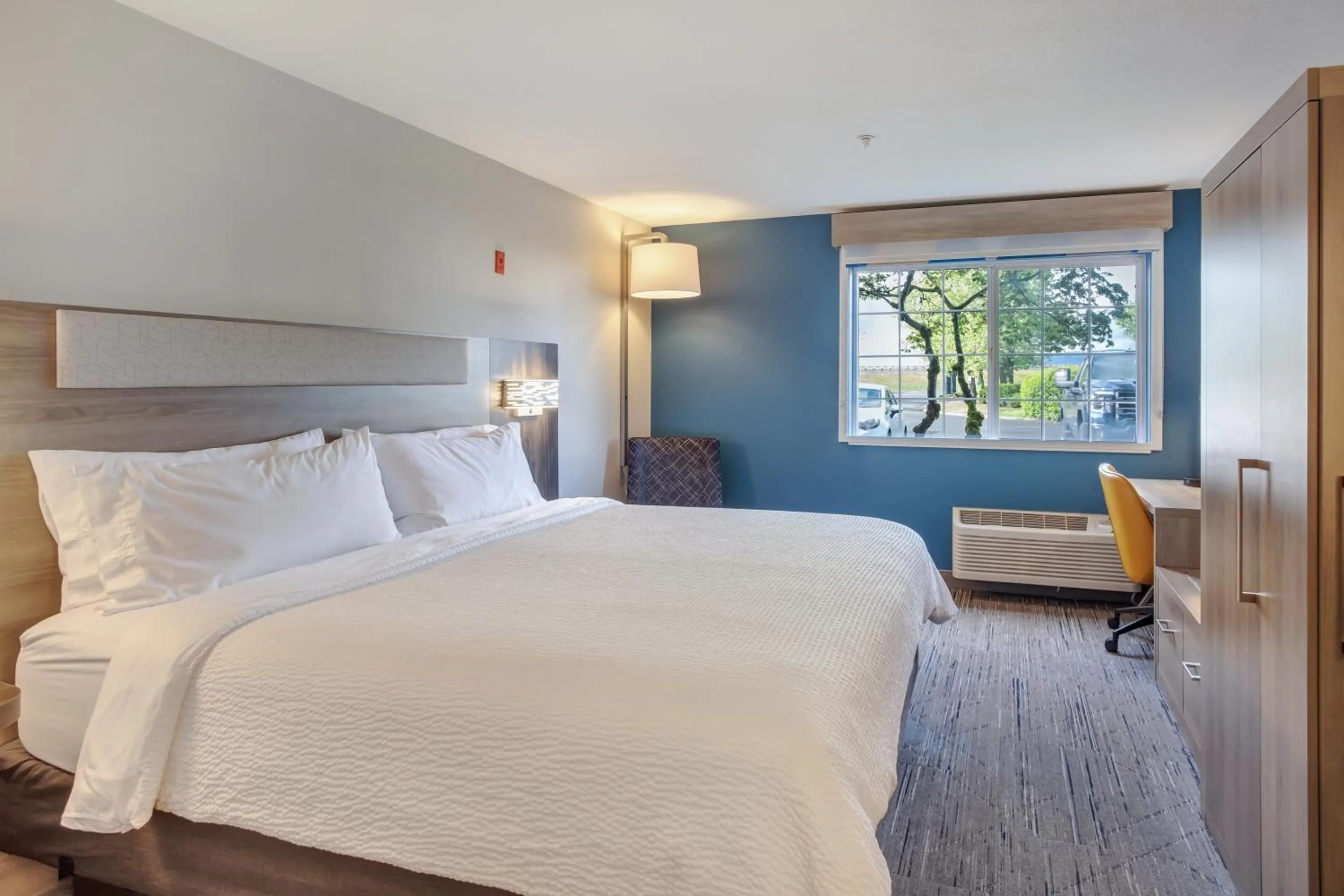 Bed in Holiday Inn Express Portland East - Columbia Gorge by IHG