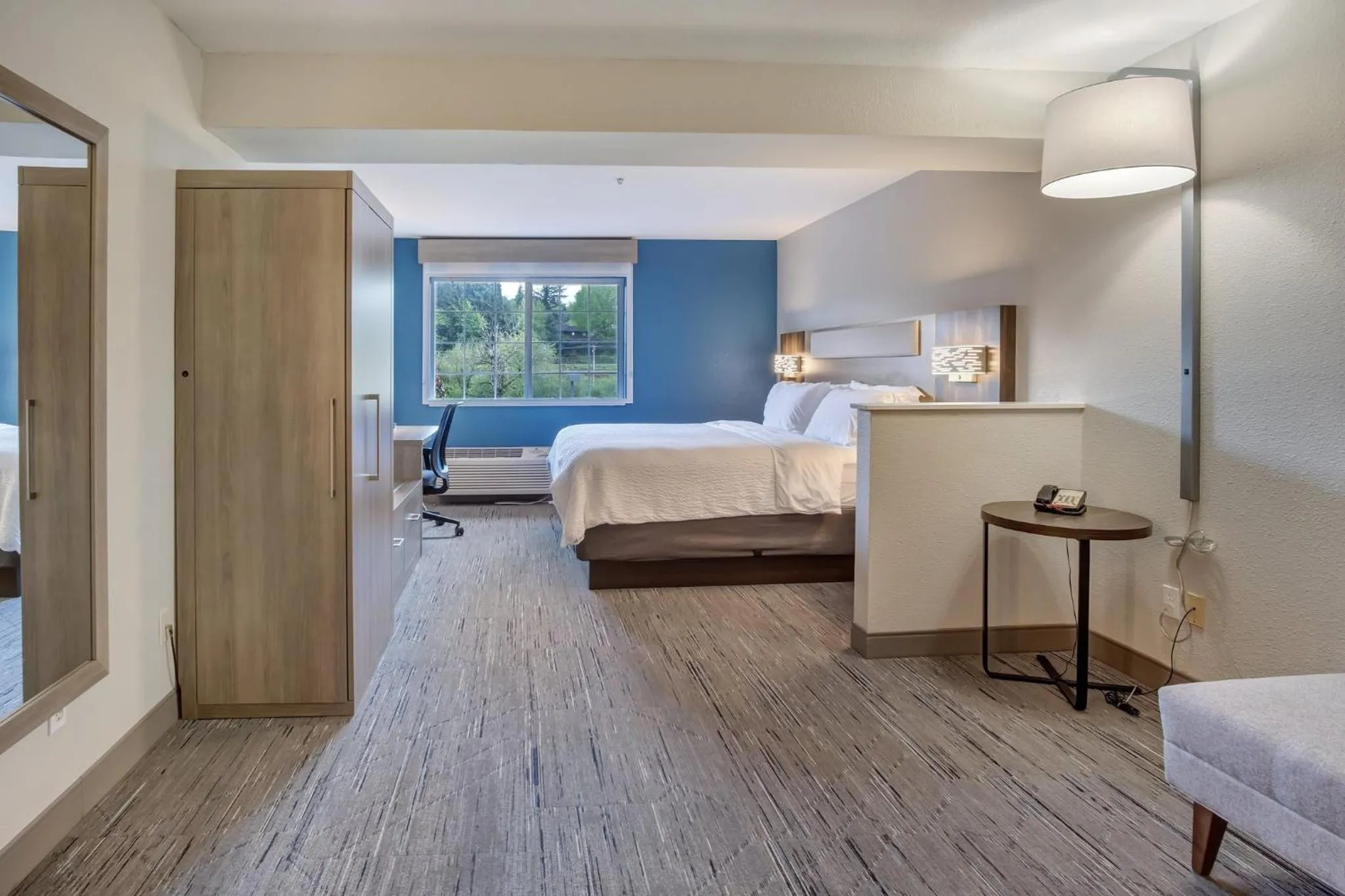 Photo of the whole room, Bed in Holiday Inn Express Portland East - Columbia Gorge by IHG
