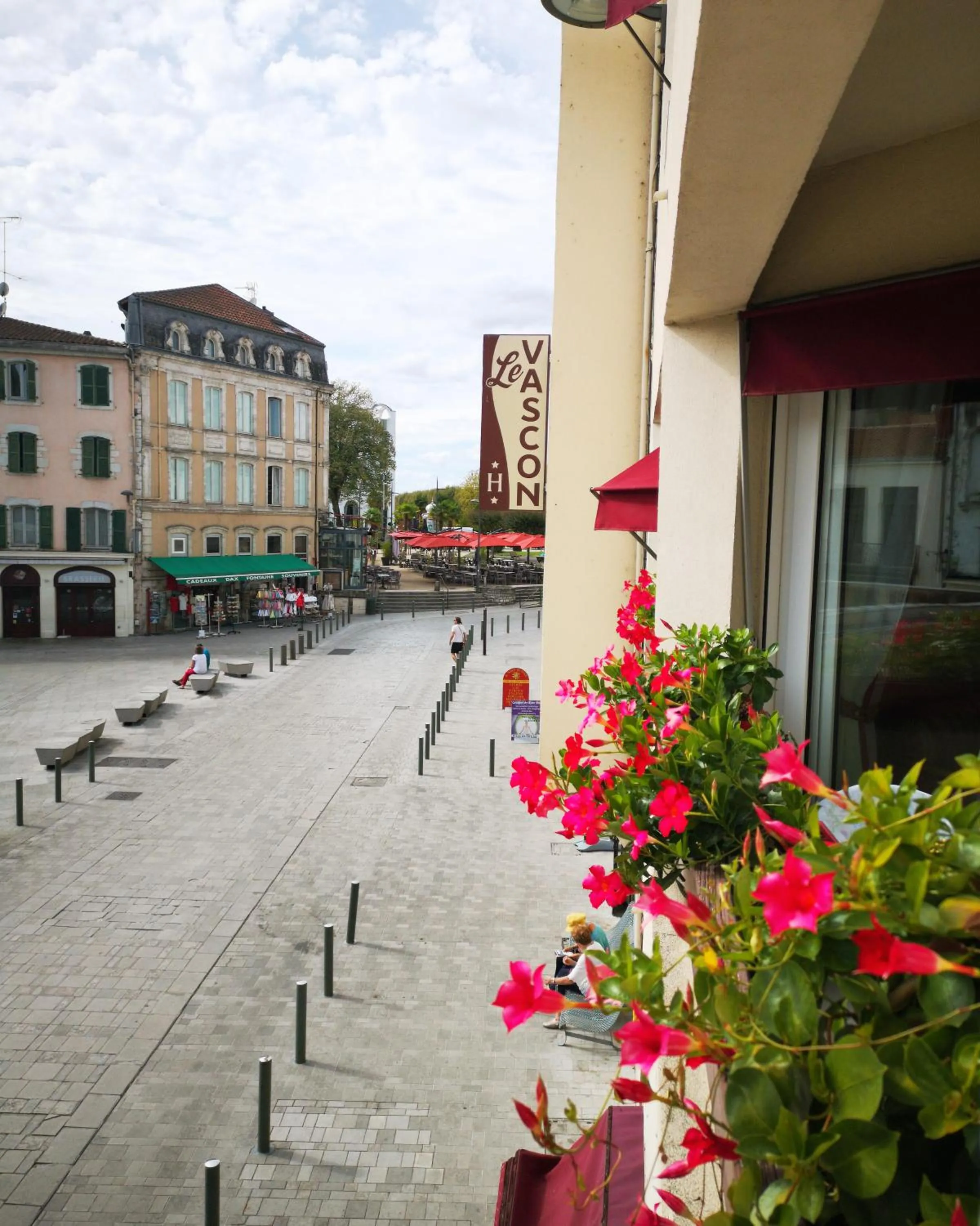 City view in Hôtel le Vascon