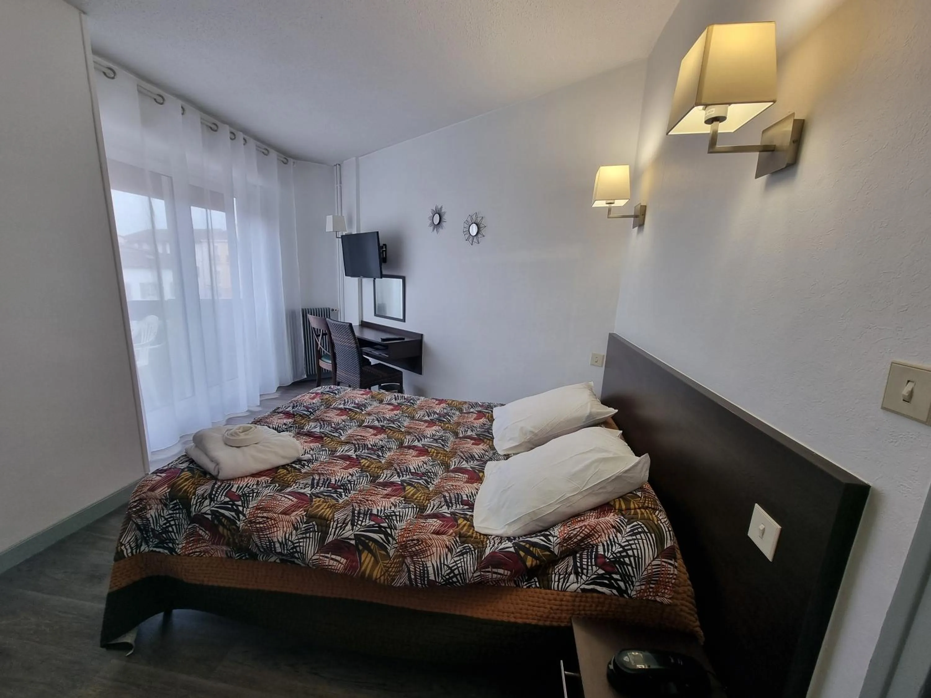 Photo of the whole room, Bed in Hôtel le Vascon