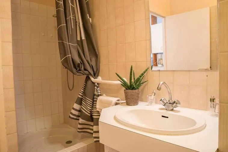 Bathroom in Hôtel le Vascon