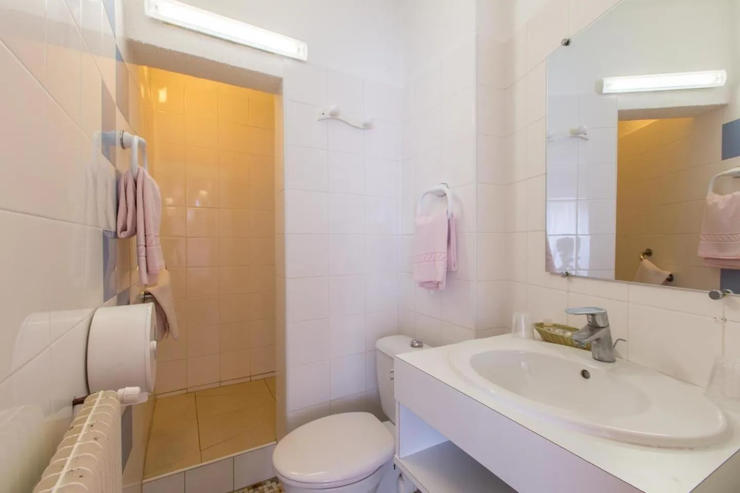 Bathroom in Hôtel le Vascon