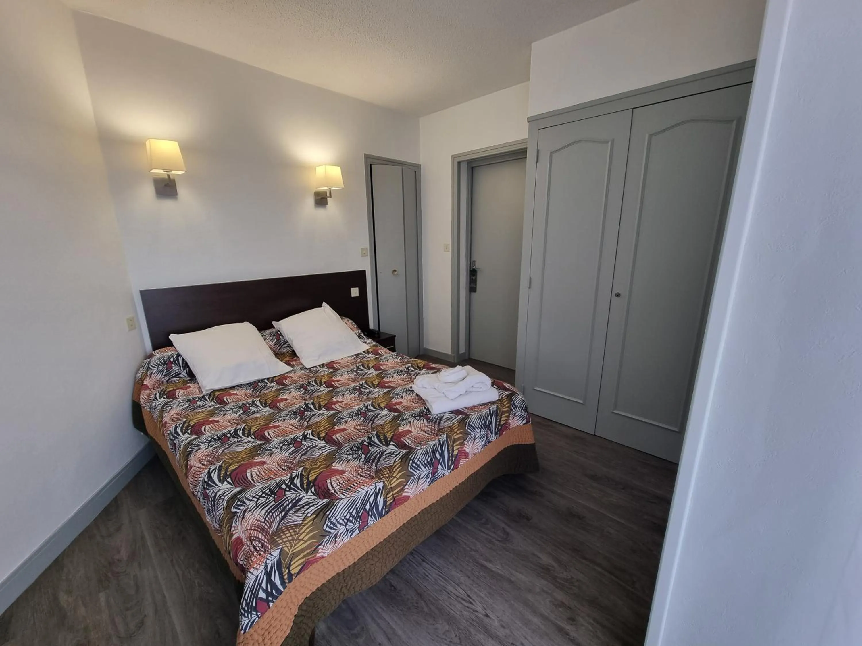 Bedroom, Bed in Hôtel le Vascon