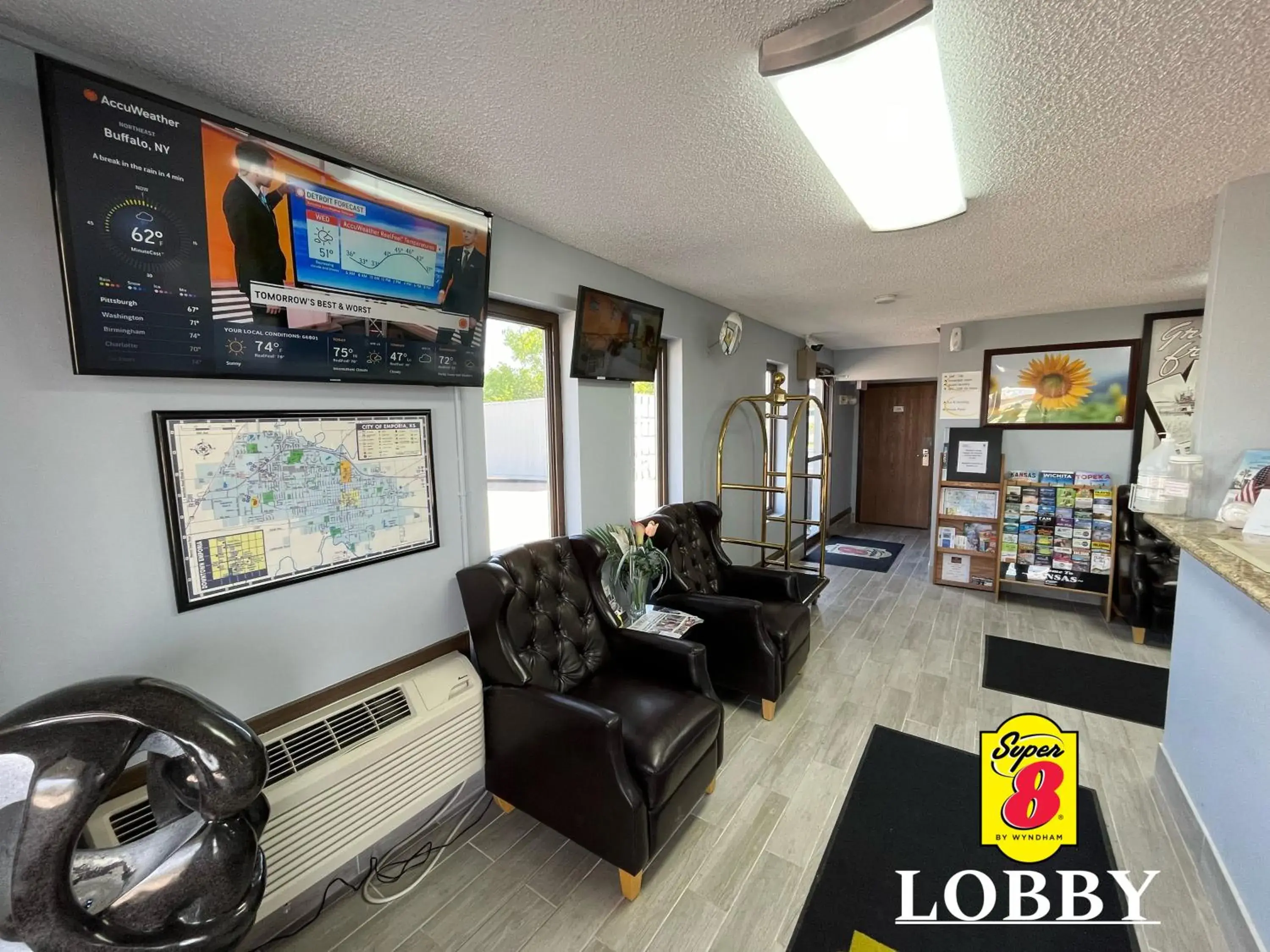 Lobby or reception in Super 8 by Wyndham Emporia Lobby or reception in Super 8 by Wyndham Emporia