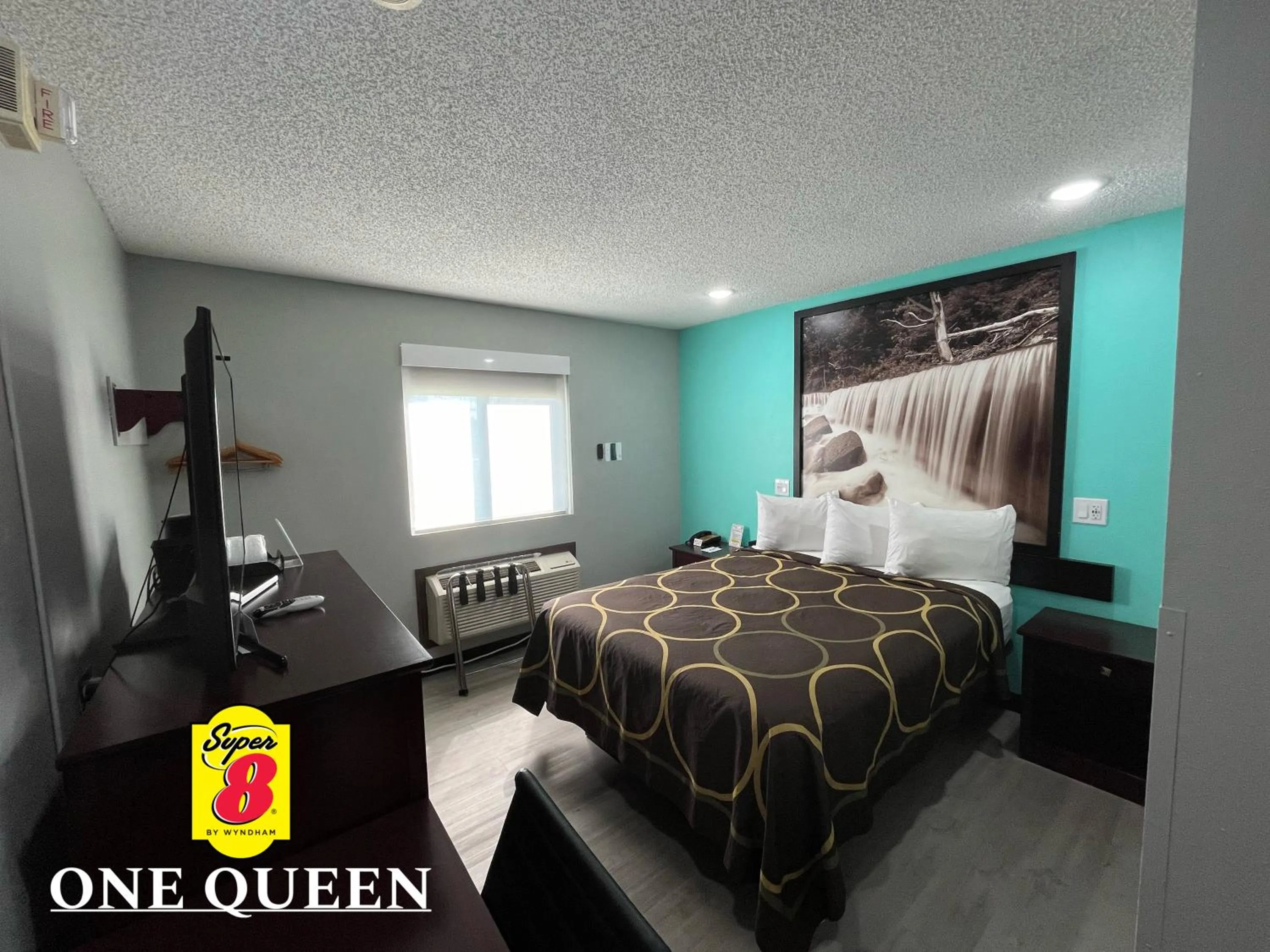 Bed in Super 8 by Wyndham Emporia