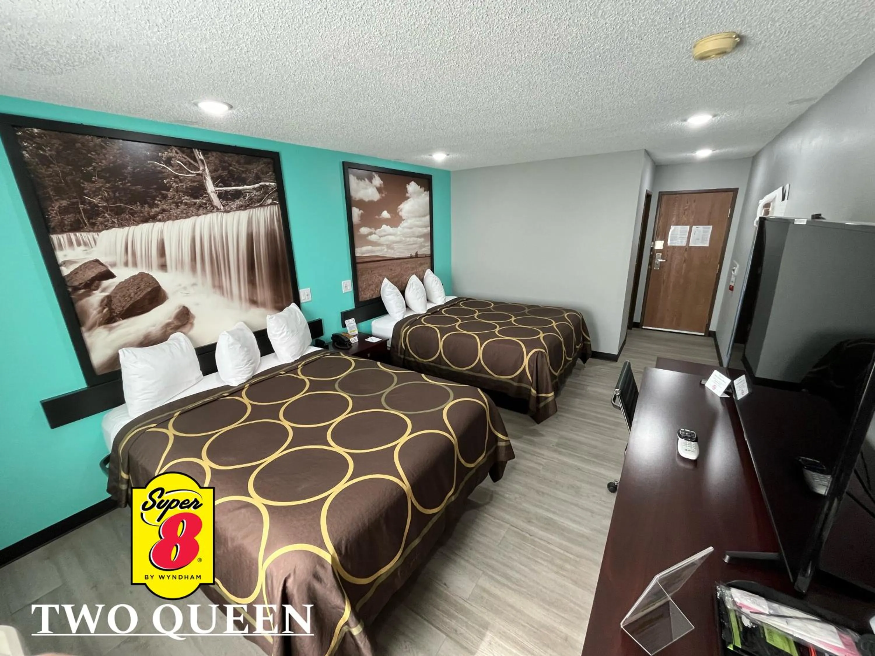 Photo of the whole room, Bed in Super 8 by Wyndham Emporia