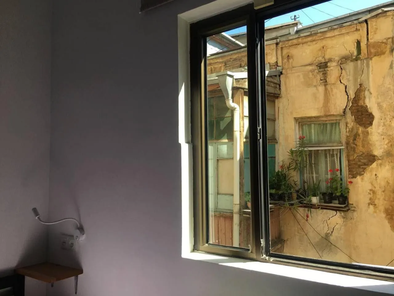 Quiet street view in Moosica Hostel