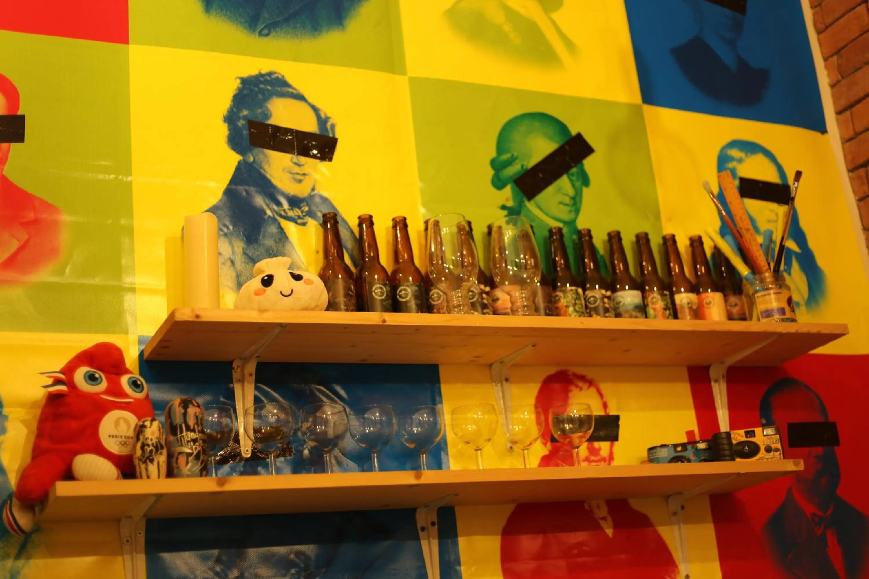 Communal lounge/ TV room in Moosica Hostel