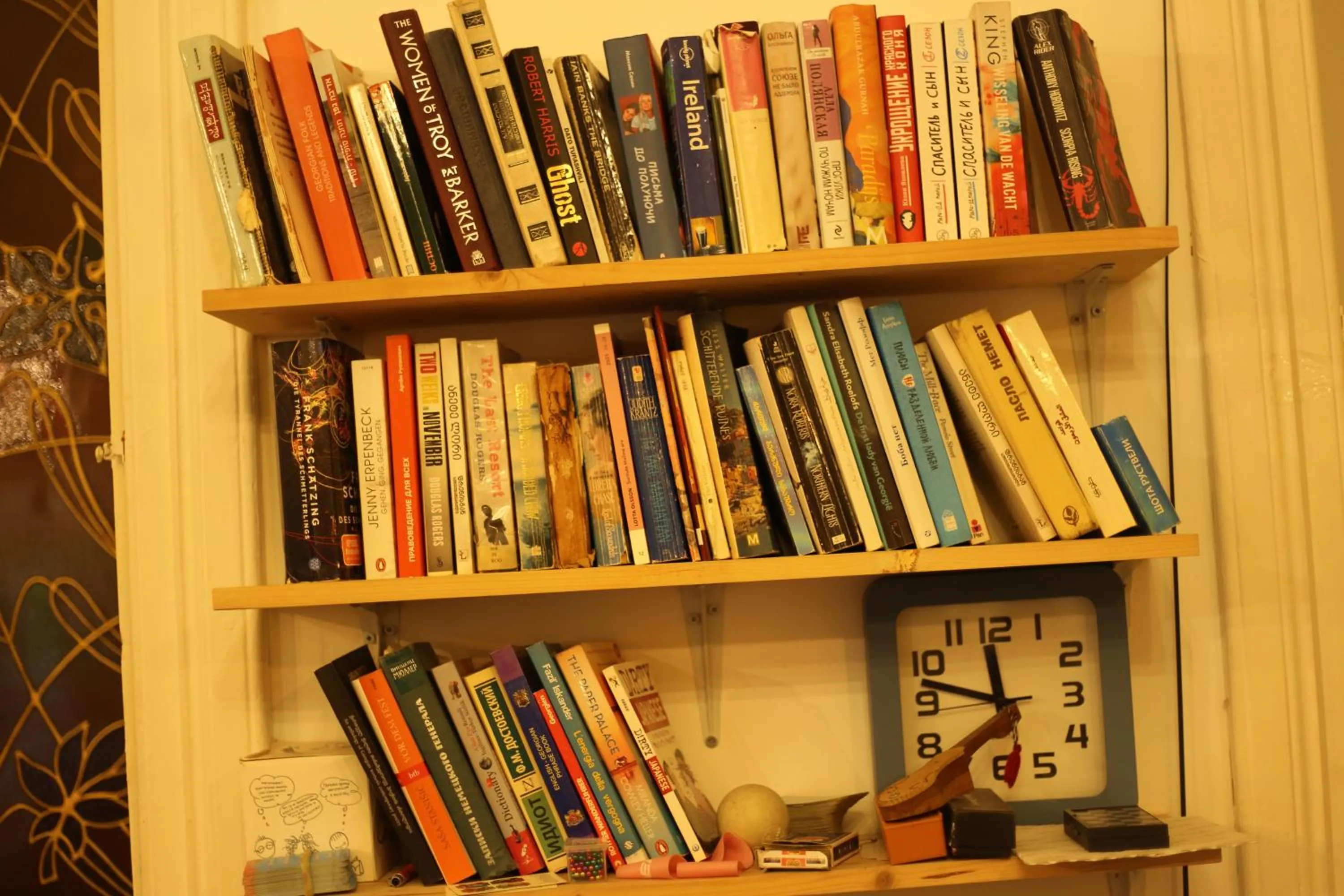 Communal lounge/ TV room in Moosica Hostel