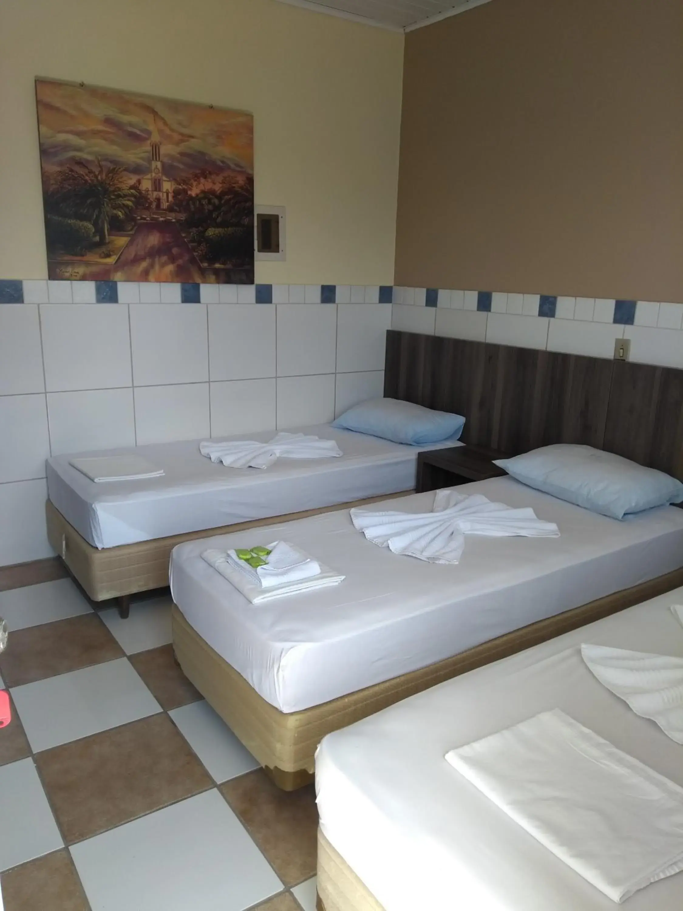 Budget Triple Room in Ville House Hotel Canoas Budget Triple Room in Ville House Hotel Canoas