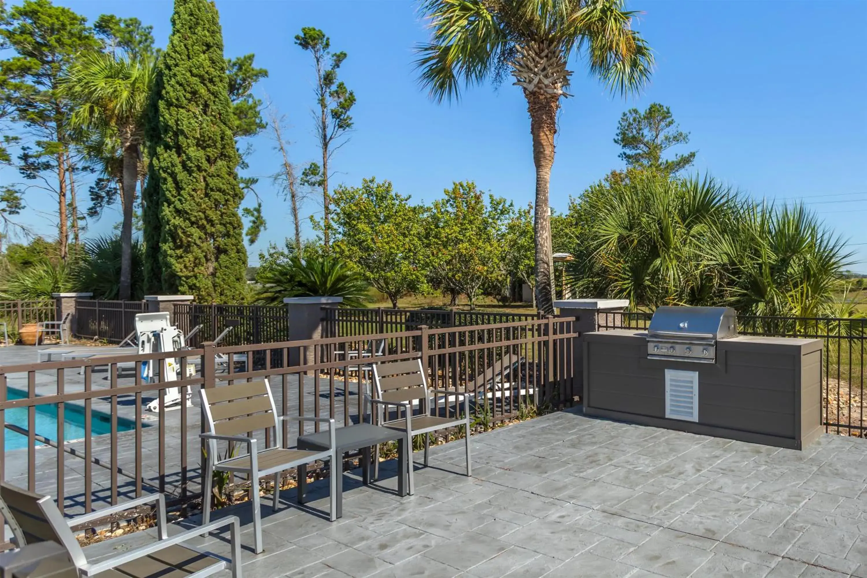 Property building in Best Western Plus Madison Property building in Best Western Plus Madison